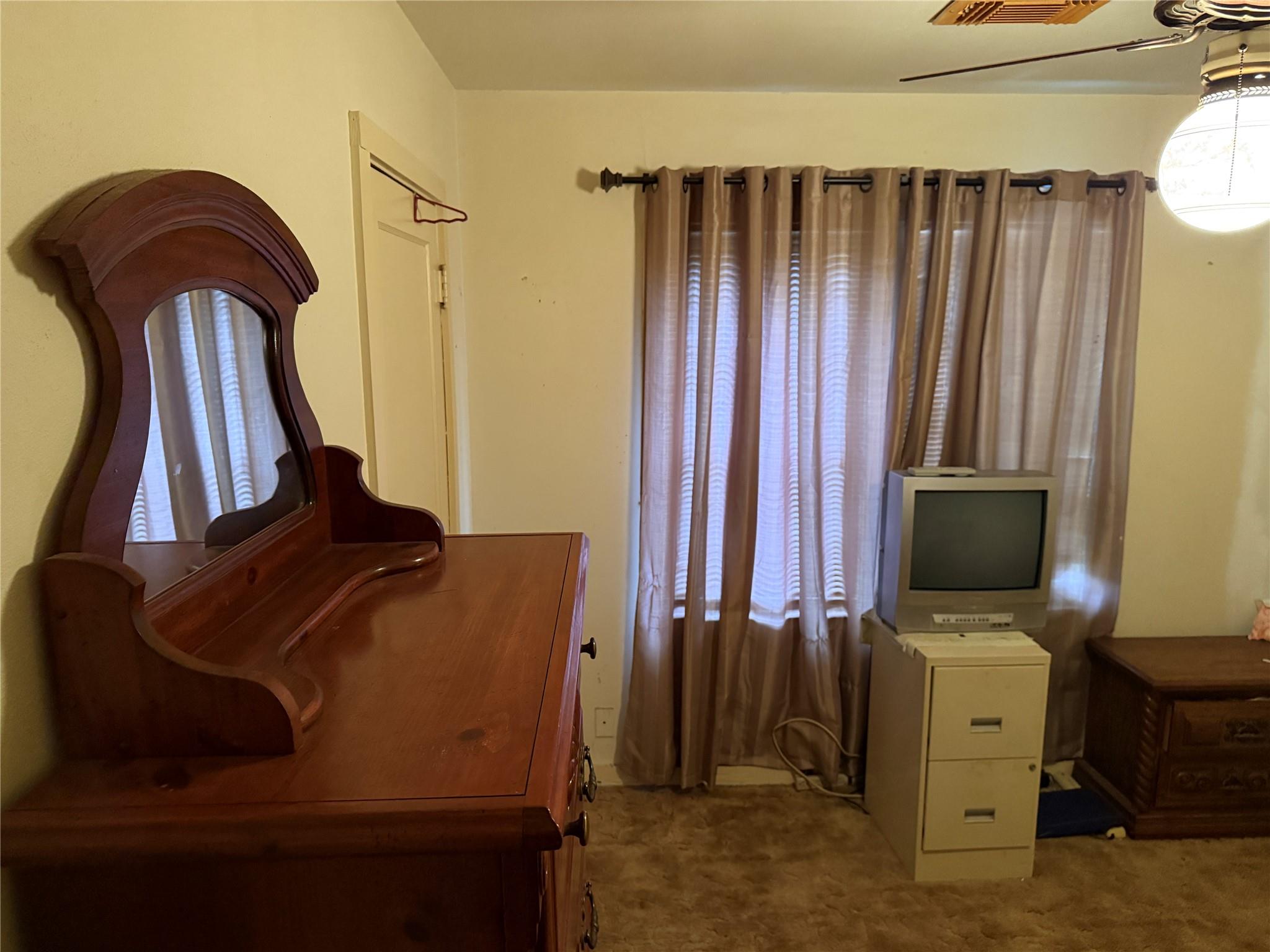 823 N Ellis St, Giddings, TX 78942