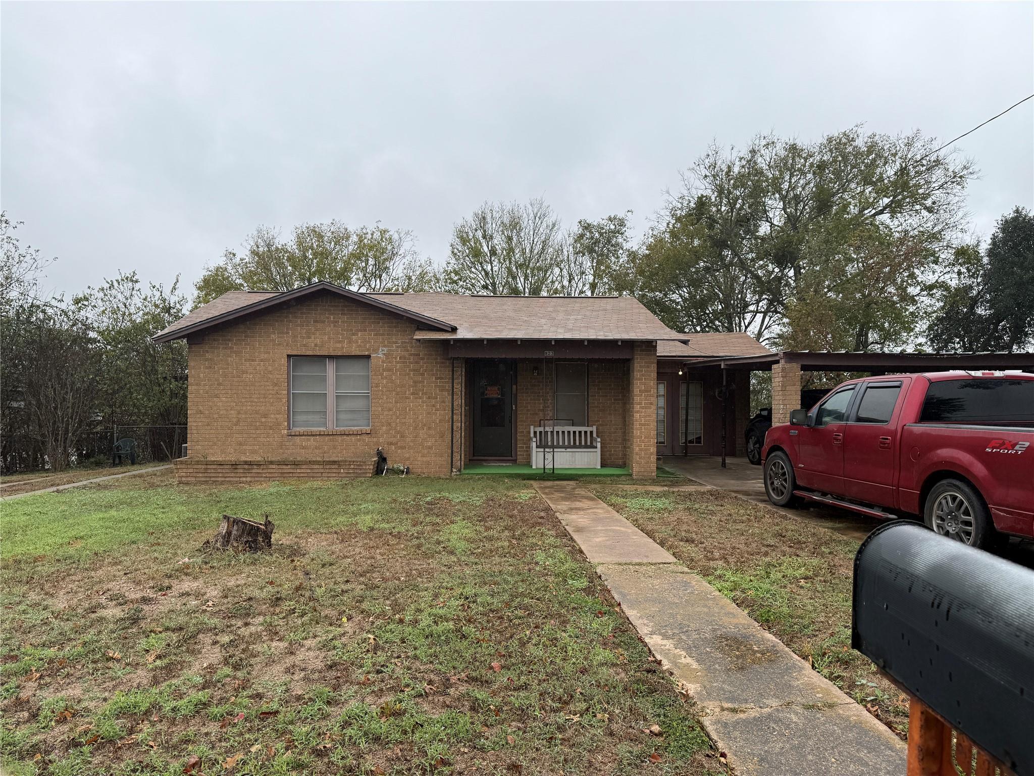 823 N Ellis St, Giddings, TX 78942