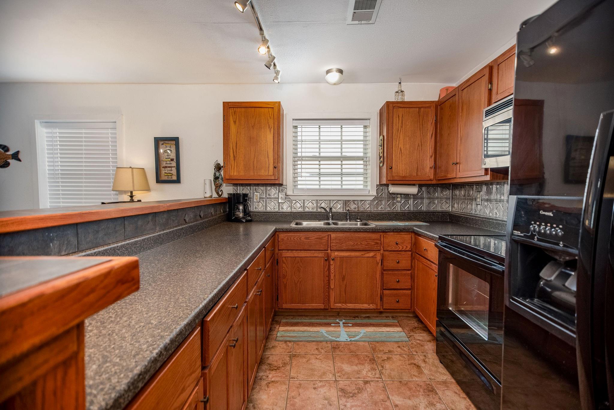 19 Dewberry Ln, Seadrift, TX 77983