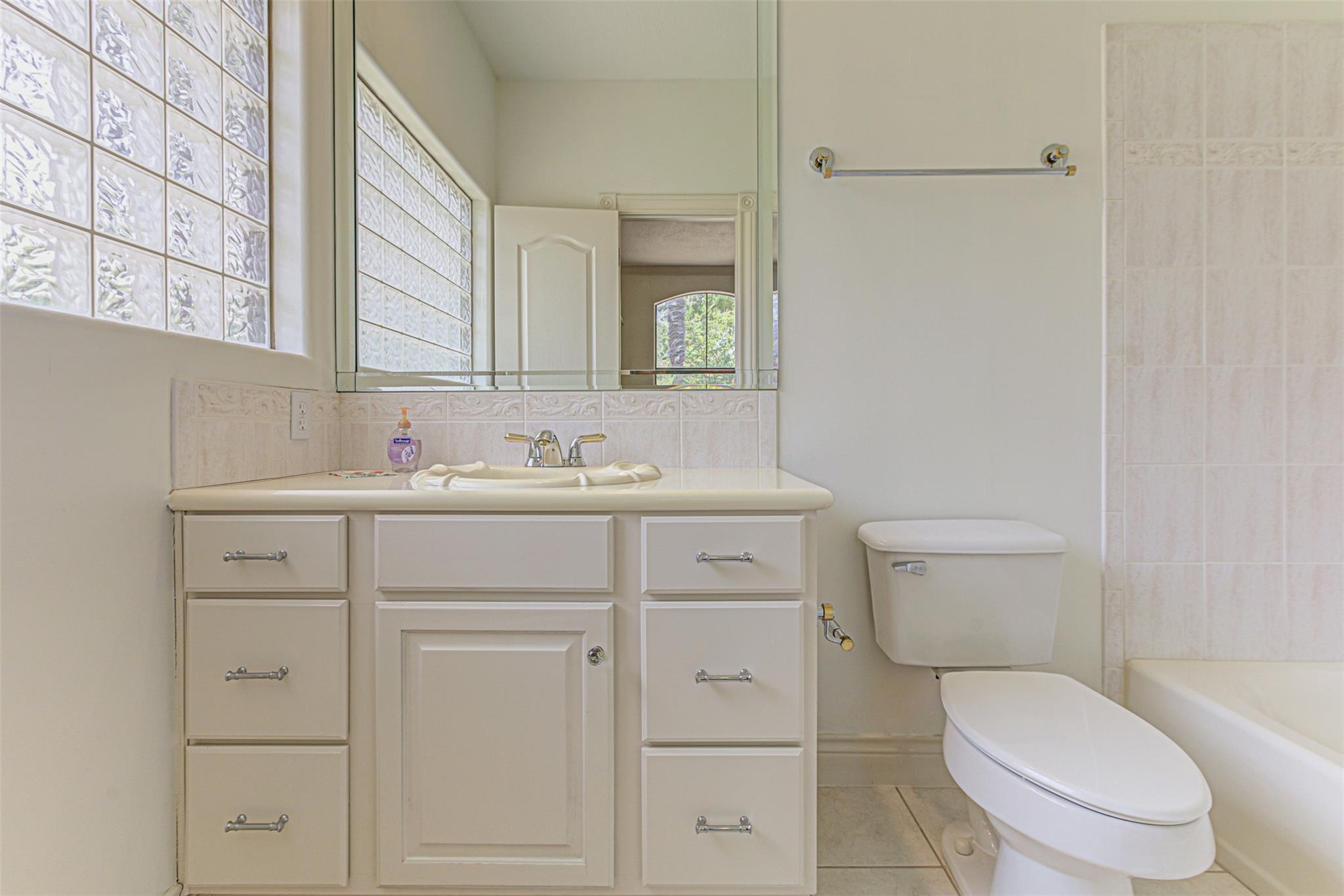 106 Mason Ct, Horseshoe Bay, TX 78657