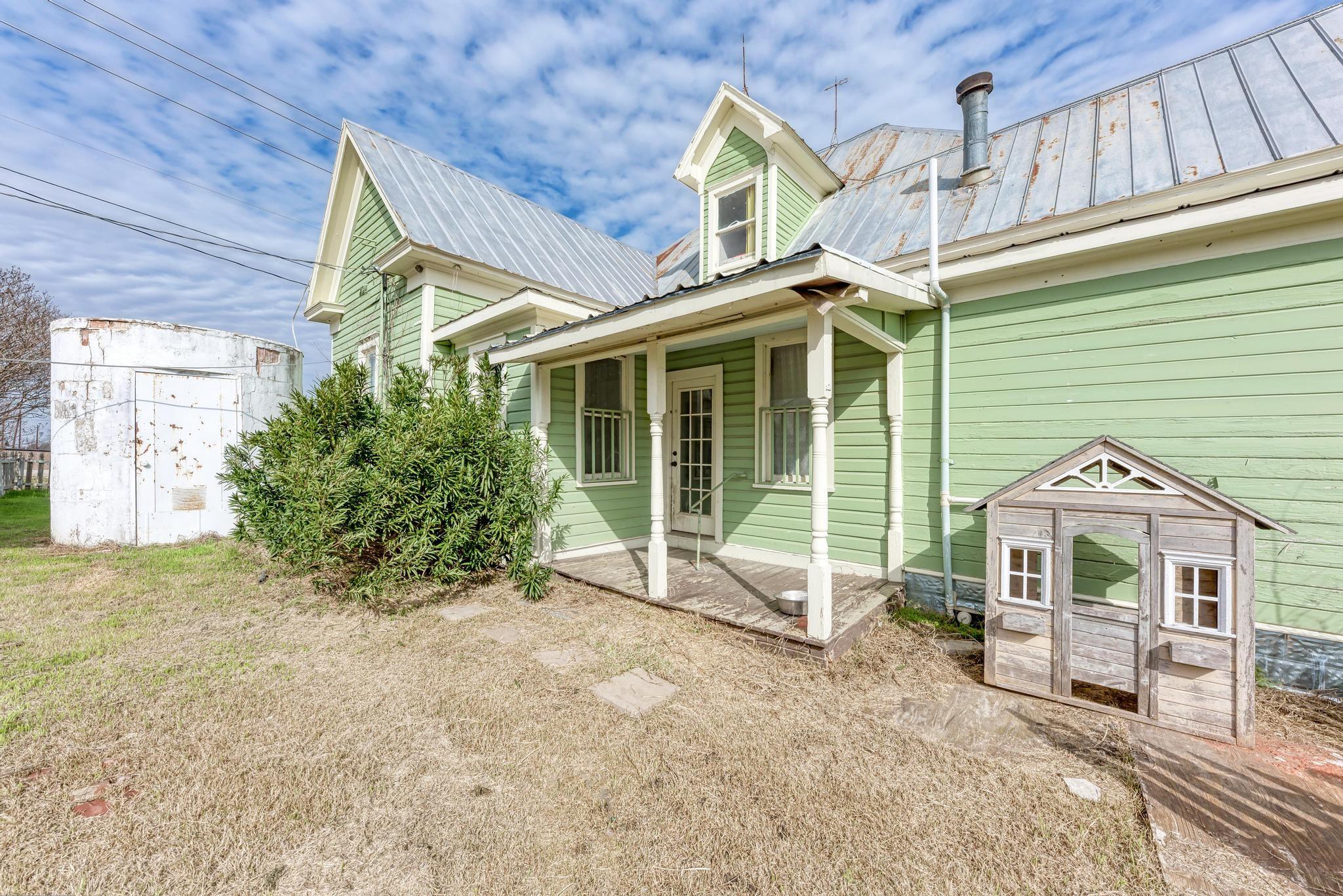 308 N Broad St, Coupland, TX 78615