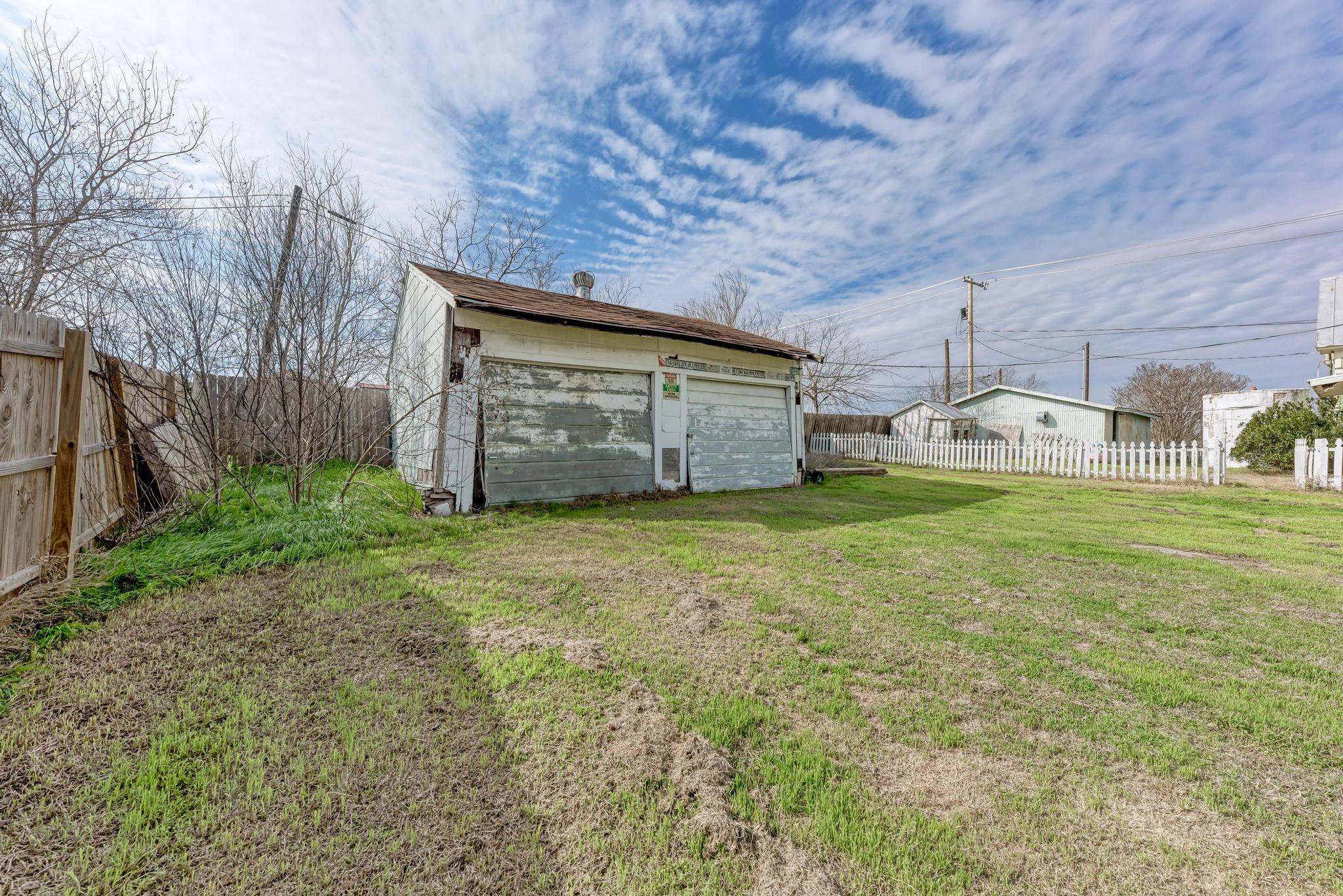 308 N Broad St, Coupland, TX 78615
