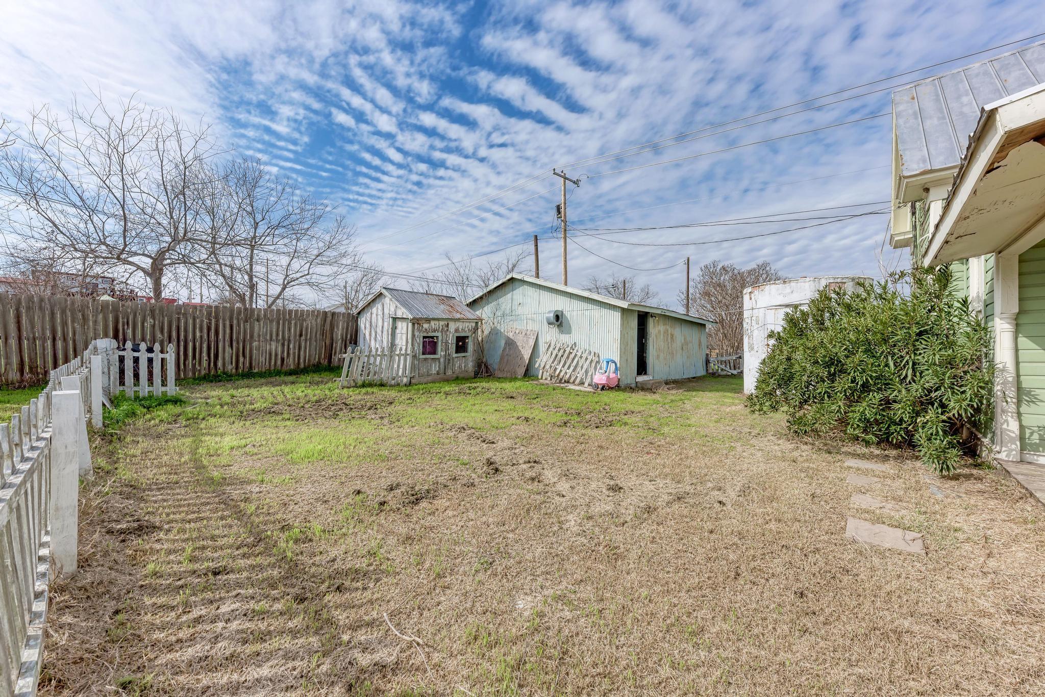 308 N Broad St, Coupland, TX 78615