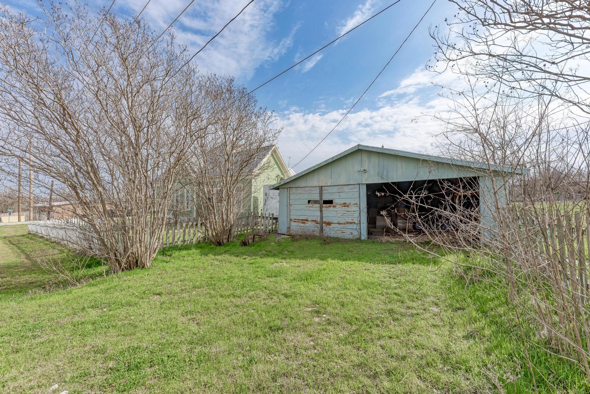 308 N Broad St, Coupland, TX 78615