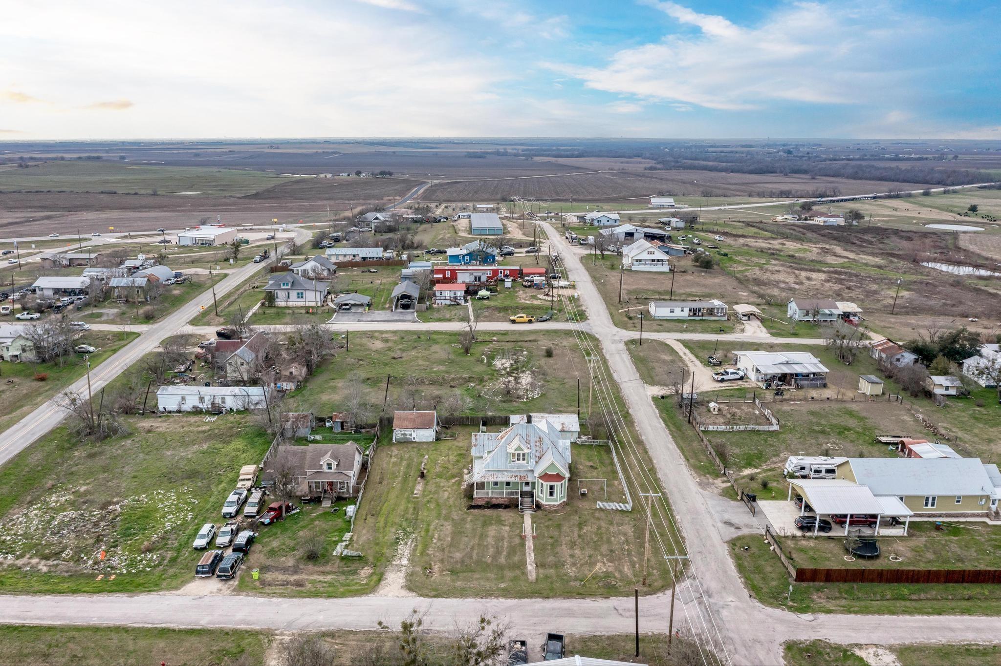 308 N Broad St, Coupland, TX 78615