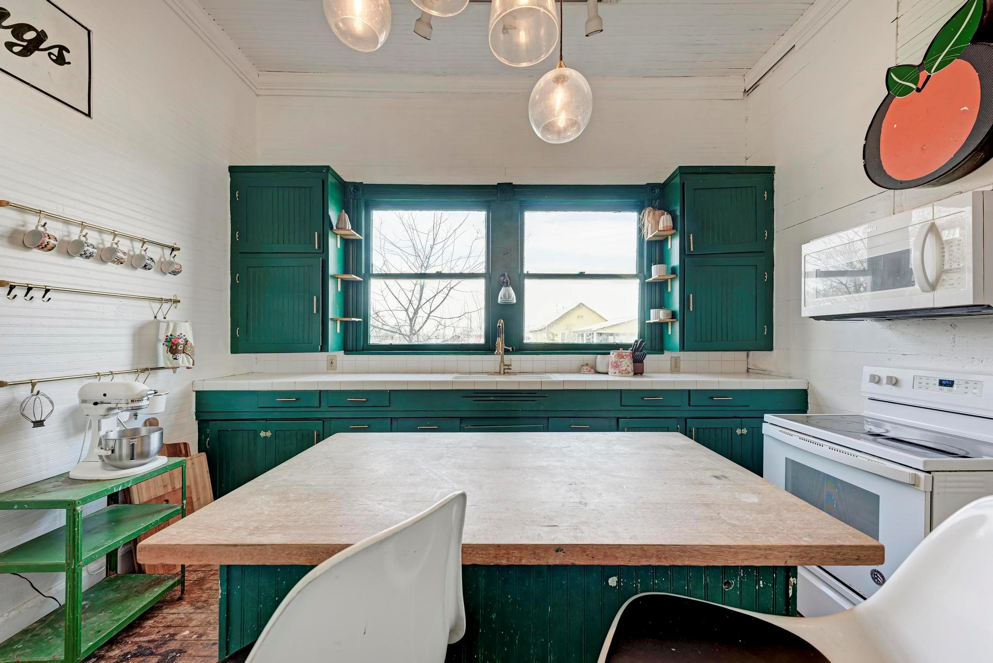 308 N Broad St, Coupland, TX 78615