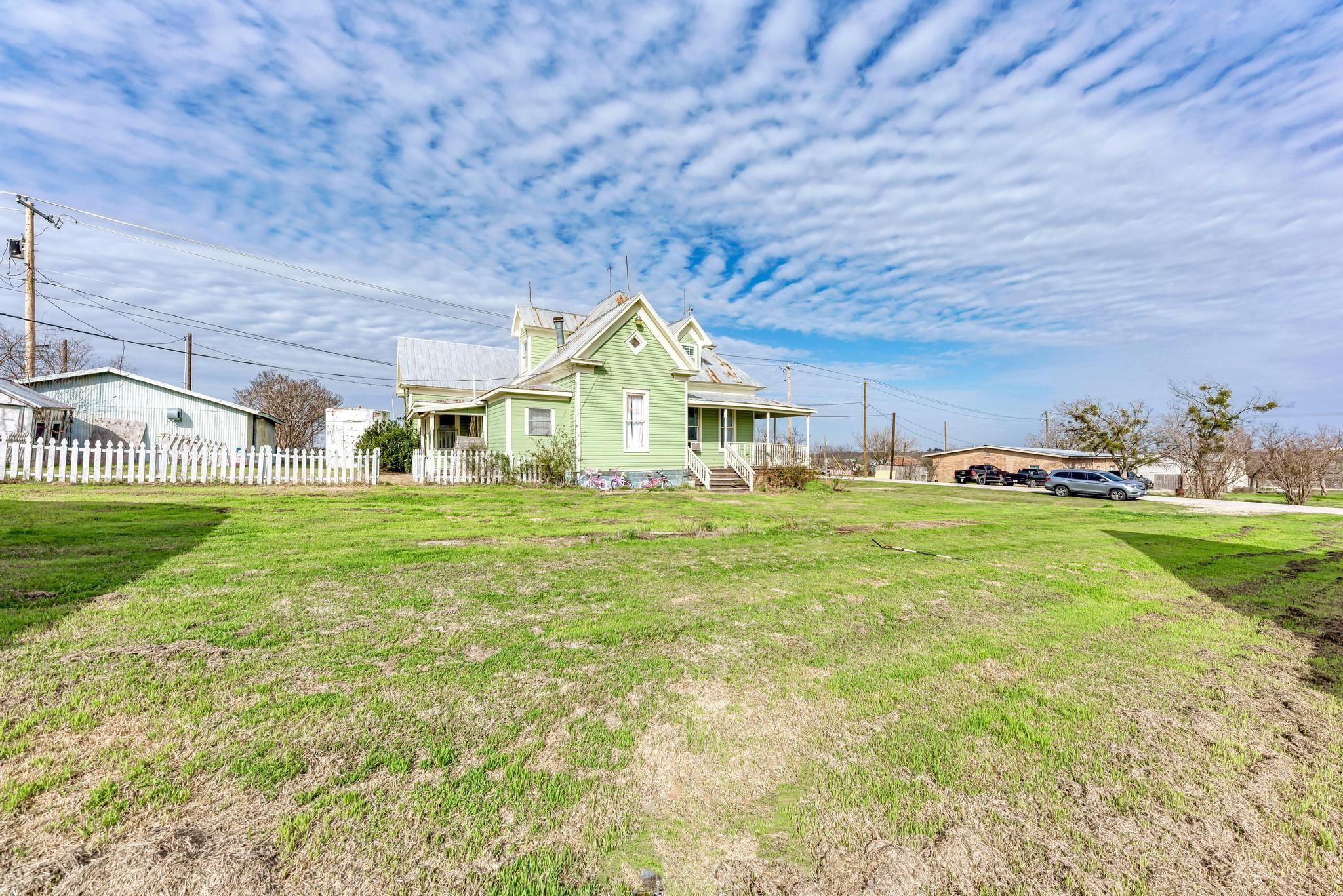 308 N Broad St, Coupland, TX 78615