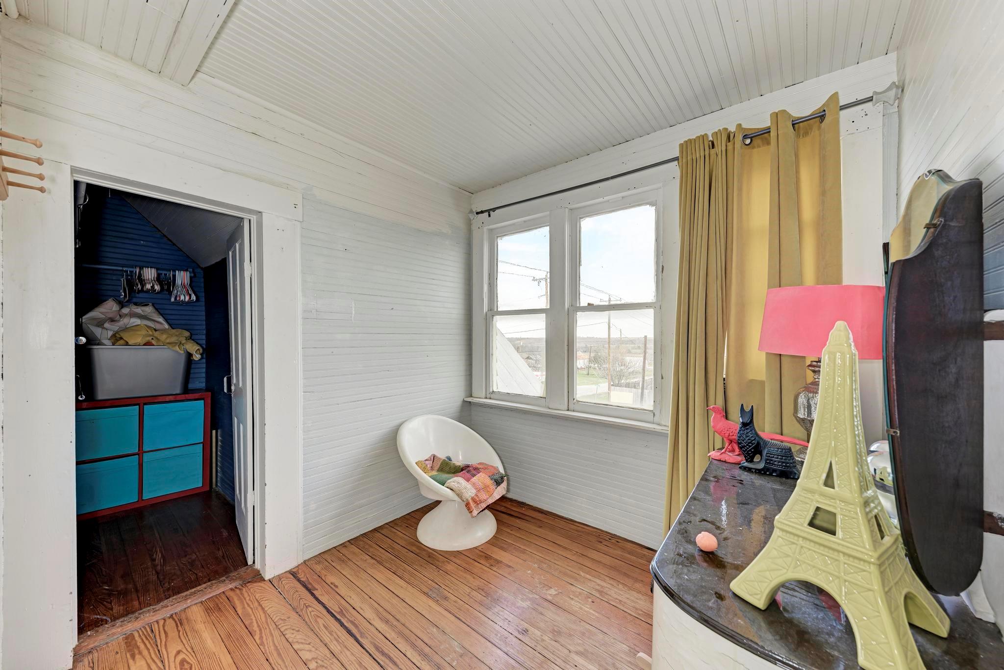 308 N Broad St, Coupland, TX 78615