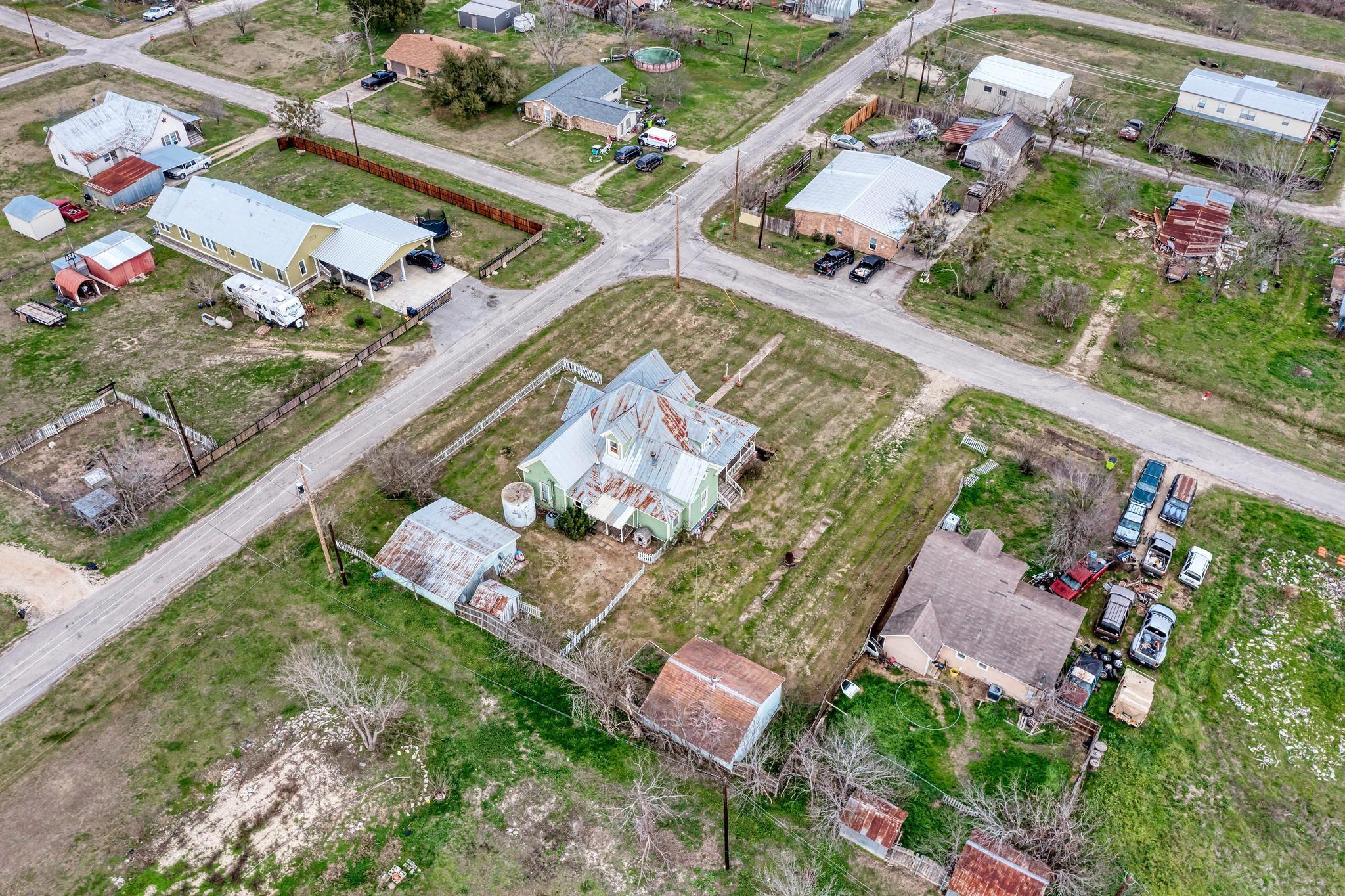 308 N Broad St, Coupland, TX 78615
