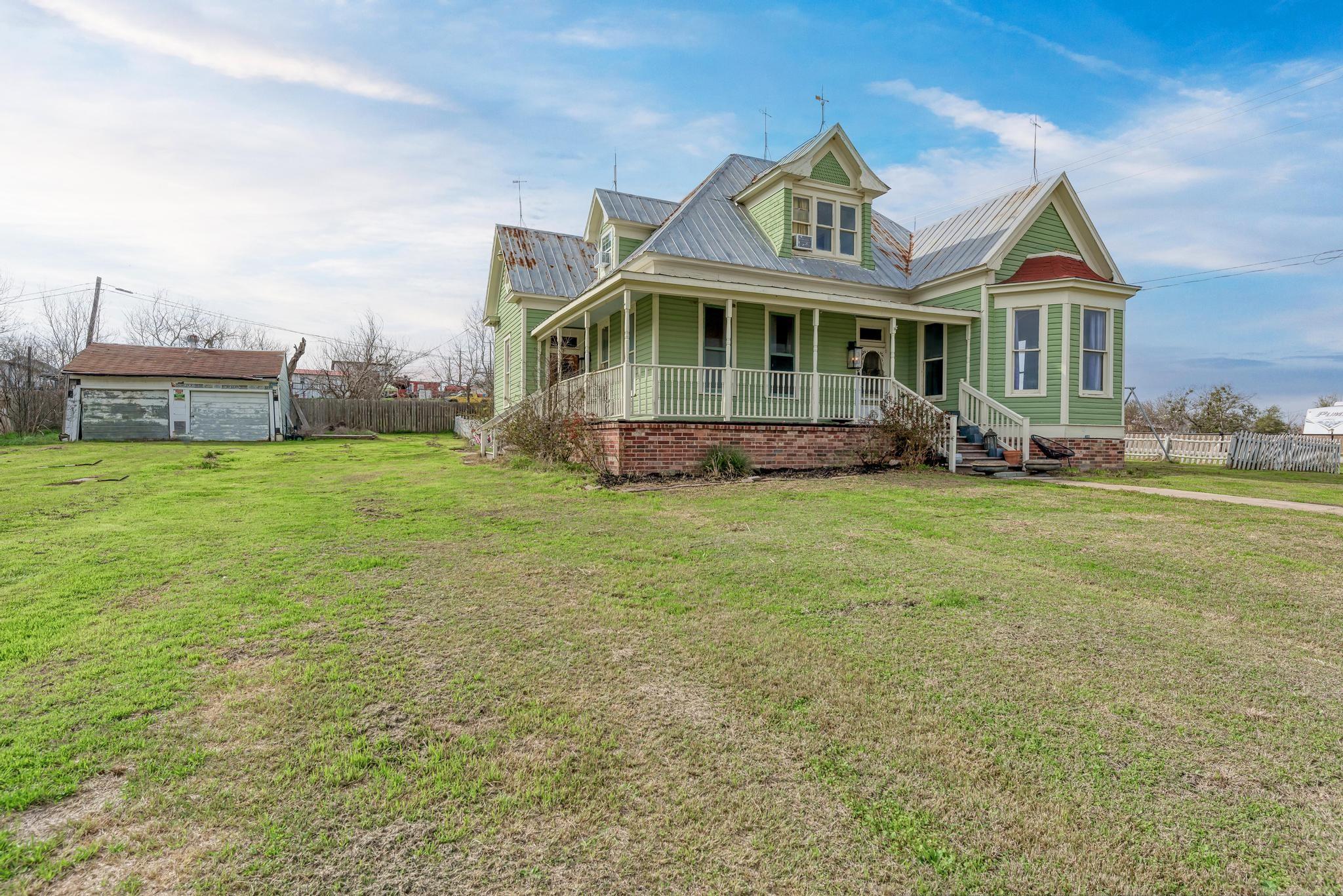 308 N Broad St, Coupland, TX 78615