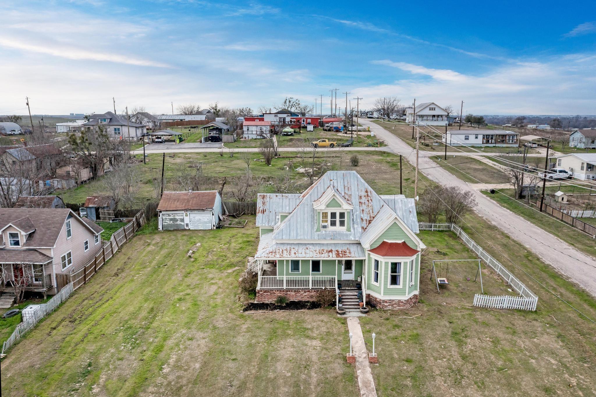 308 N Broad St, Coupland, TX 78615