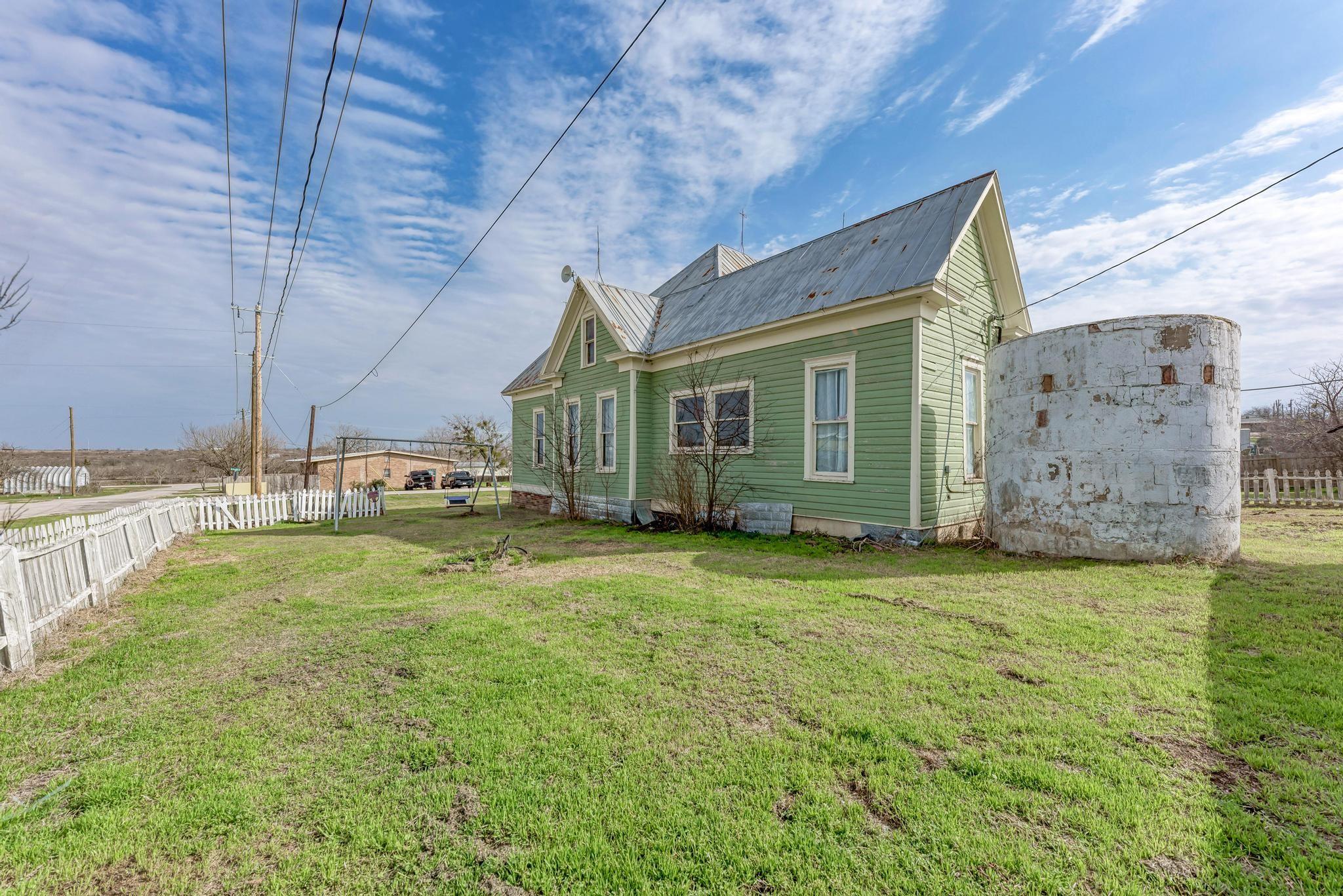 308 N Broad St, Coupland, TX 78615