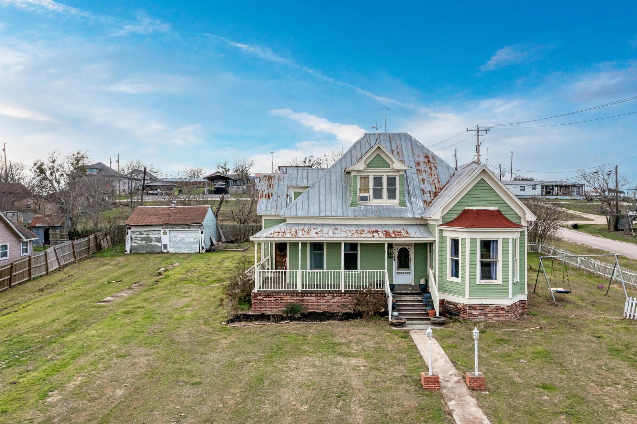 308 N Broad St, Coupland, TX 78615