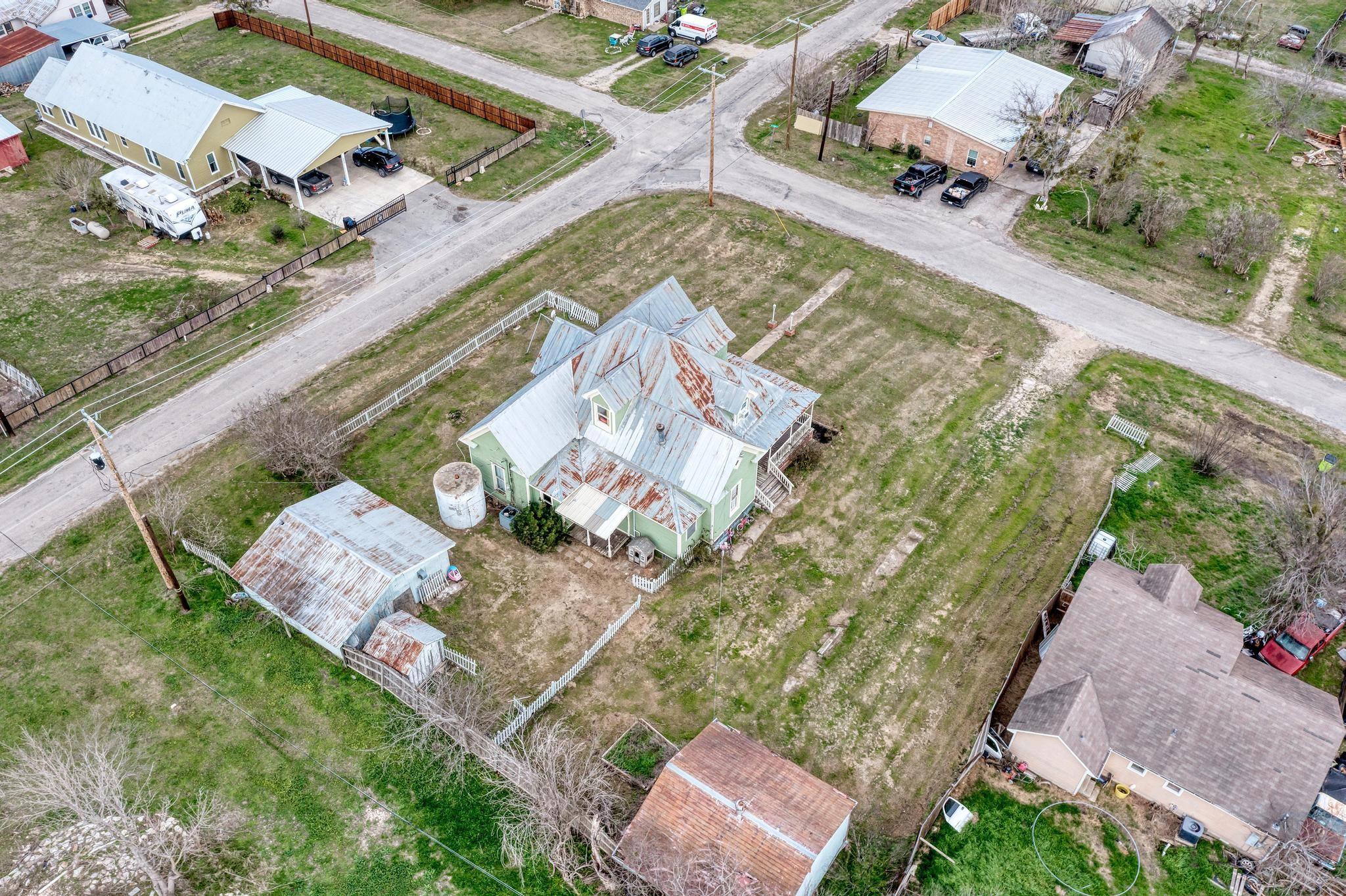 308 N Broad St, Coupland, TX 78615