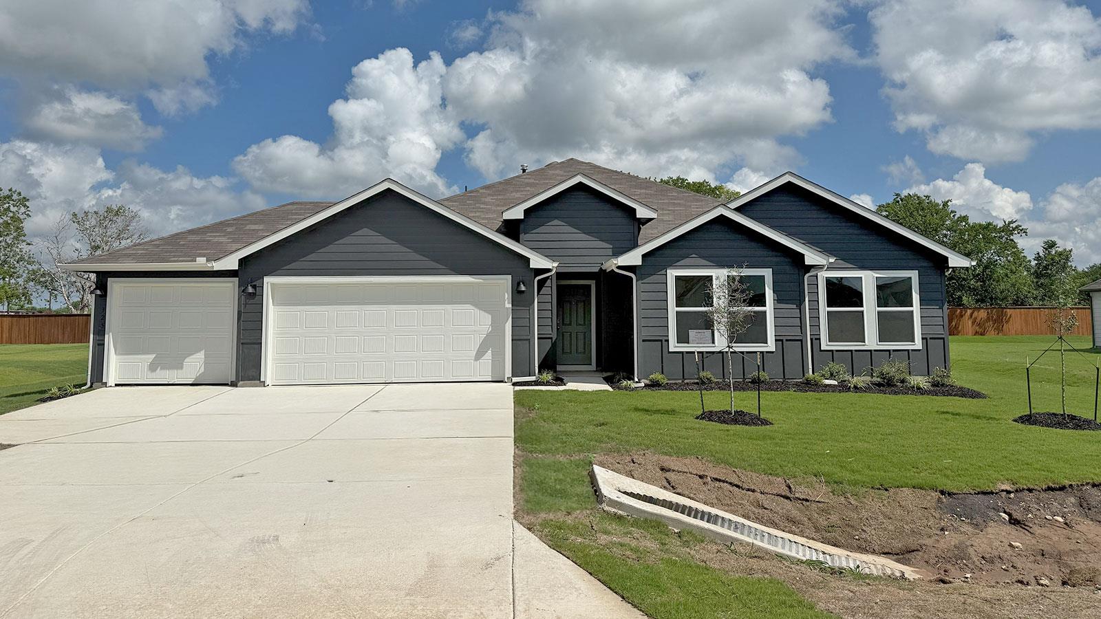 325 BARRON ESTATE Dr, Lockhart, TX 78644