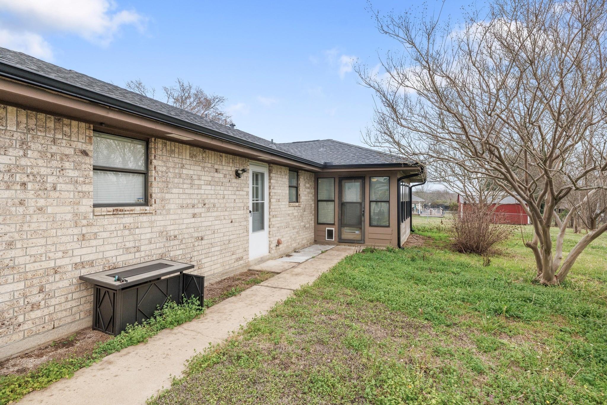 811 N 4th St, Jarrell, TX 76537