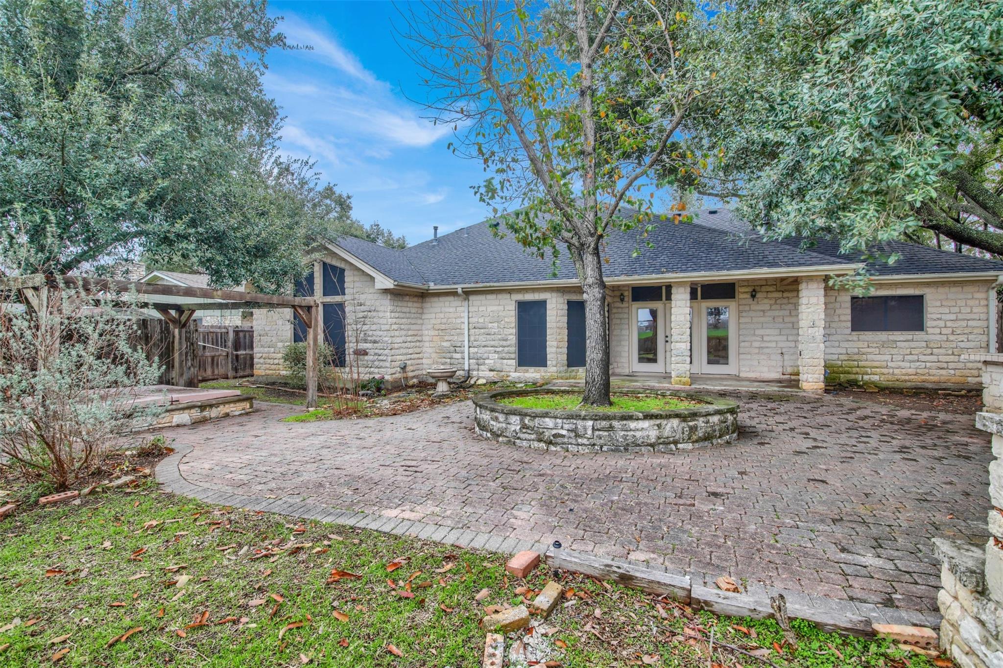 2300 Willow Ln, Taylor, TX 76574