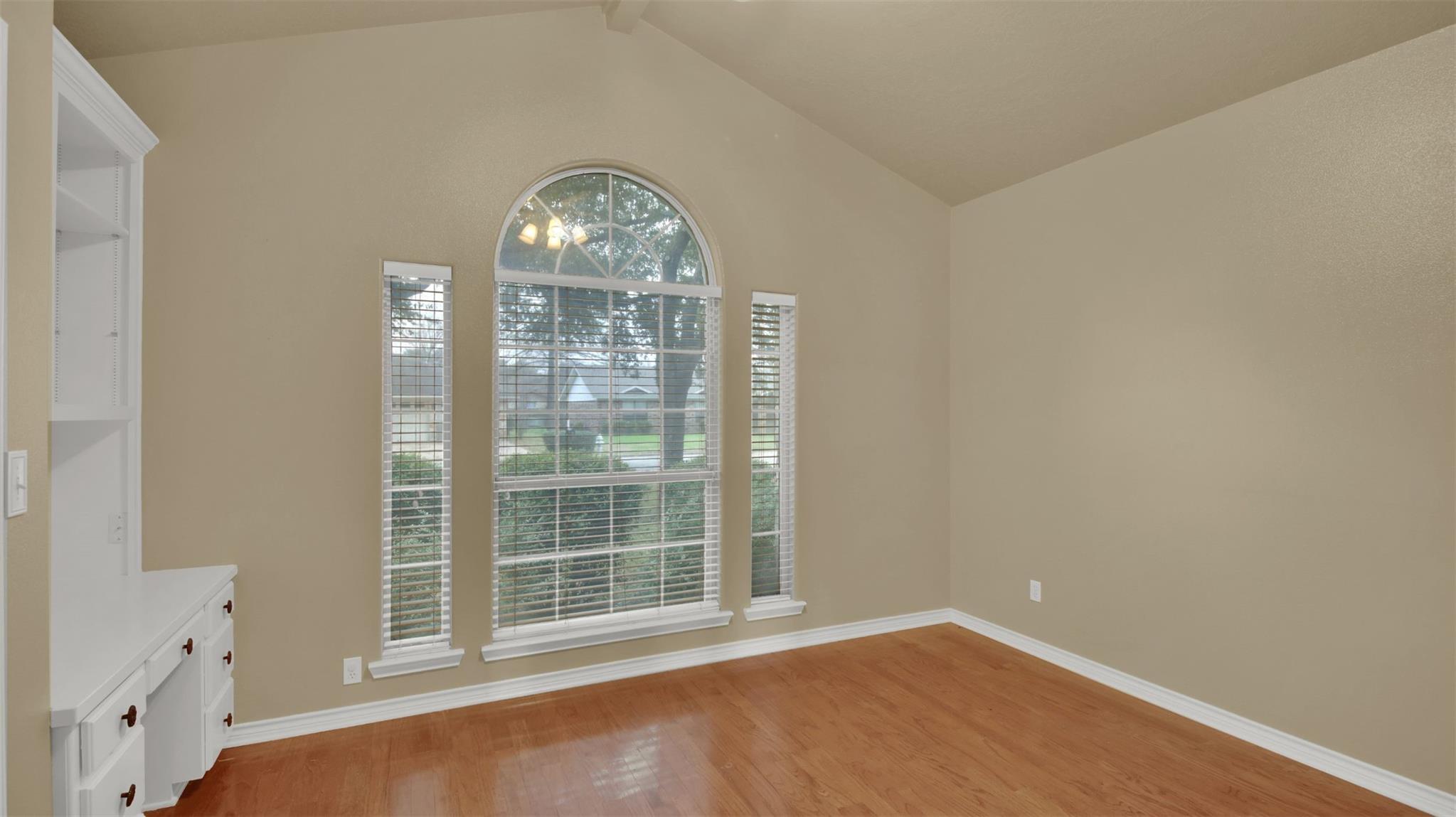 2300 Willow Ln, Taylor, TX 76574