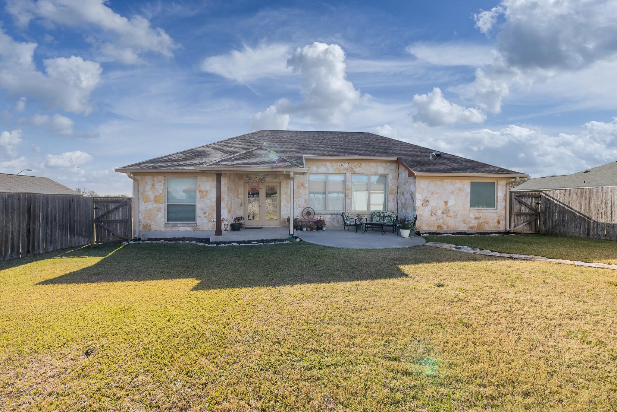 2502 Alamo St, Gonzales, TX 78629