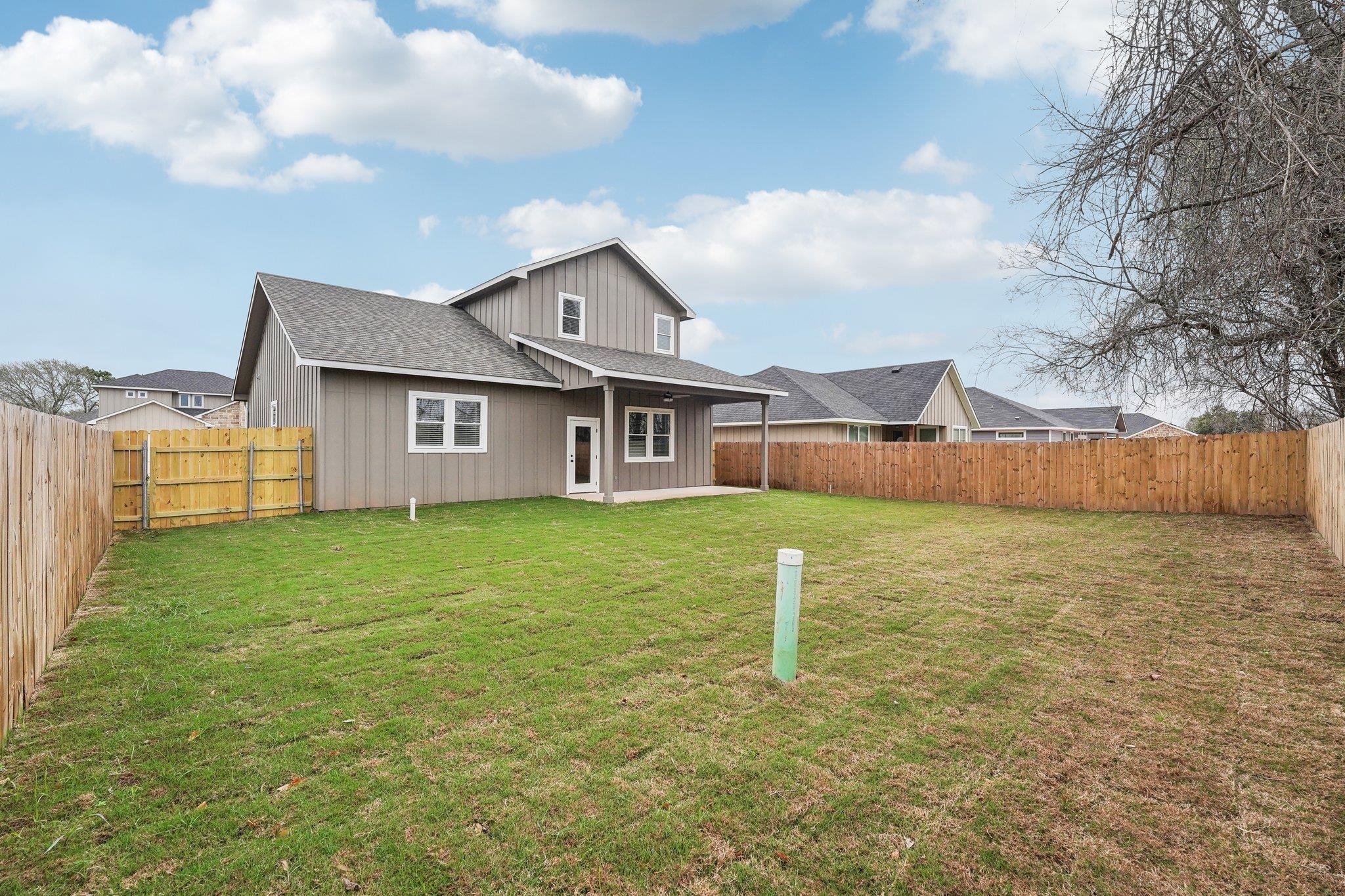 105 Callie St, Smithville, TX 78957