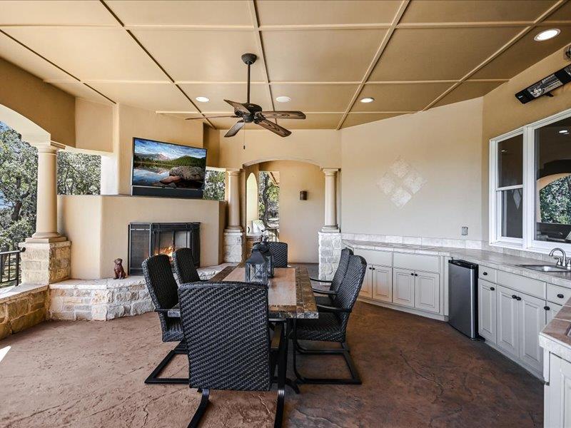 107 N Angel Light Dr, Spicewood, TX 78669