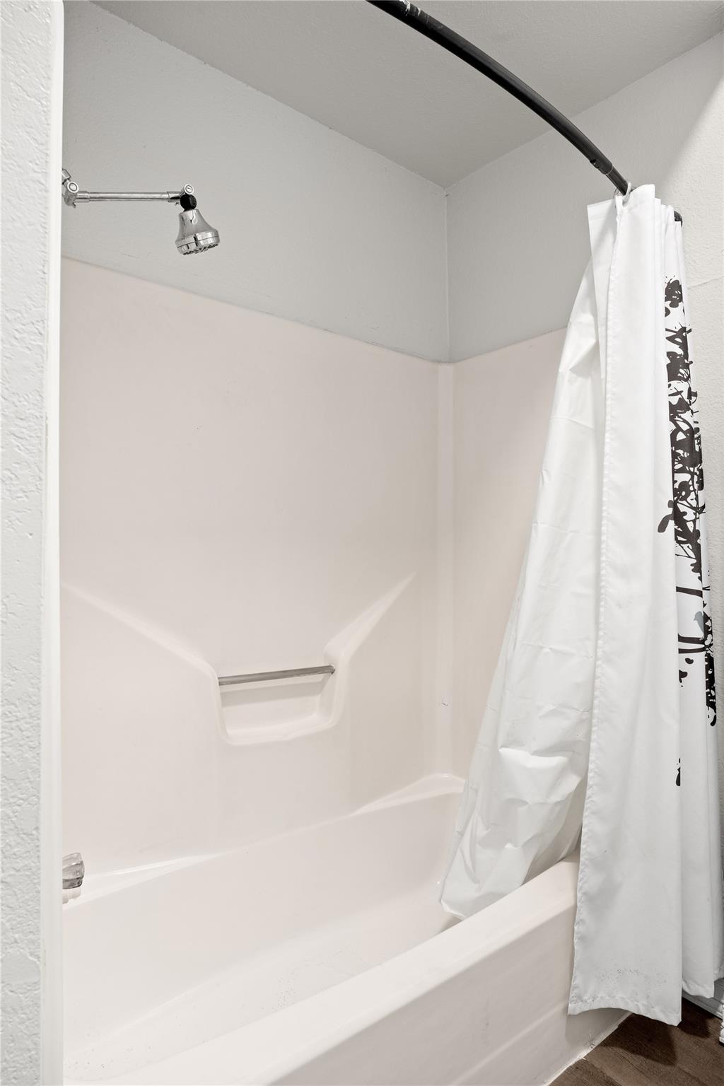 711 Bois Darc St, Lockhart, TX 78644