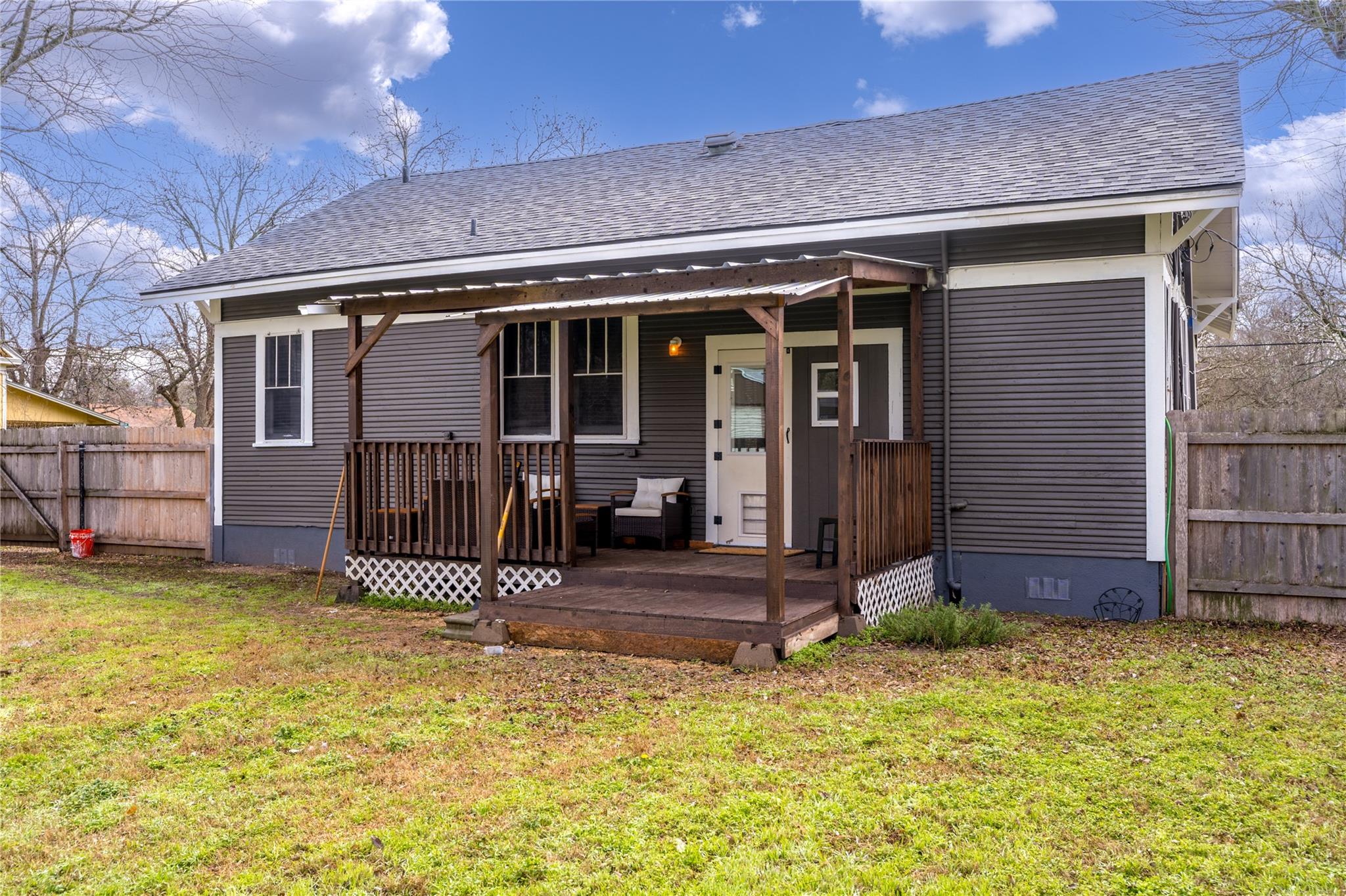 711 Bois Darc St, Lockhart, TX 78644