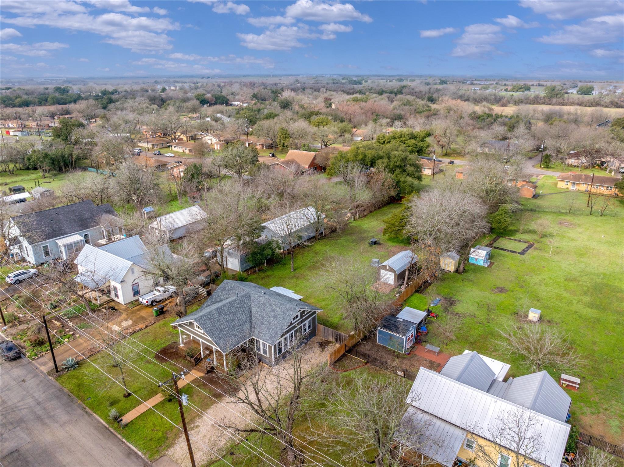 711 Bois Darc St, Lockhart, TX 78644