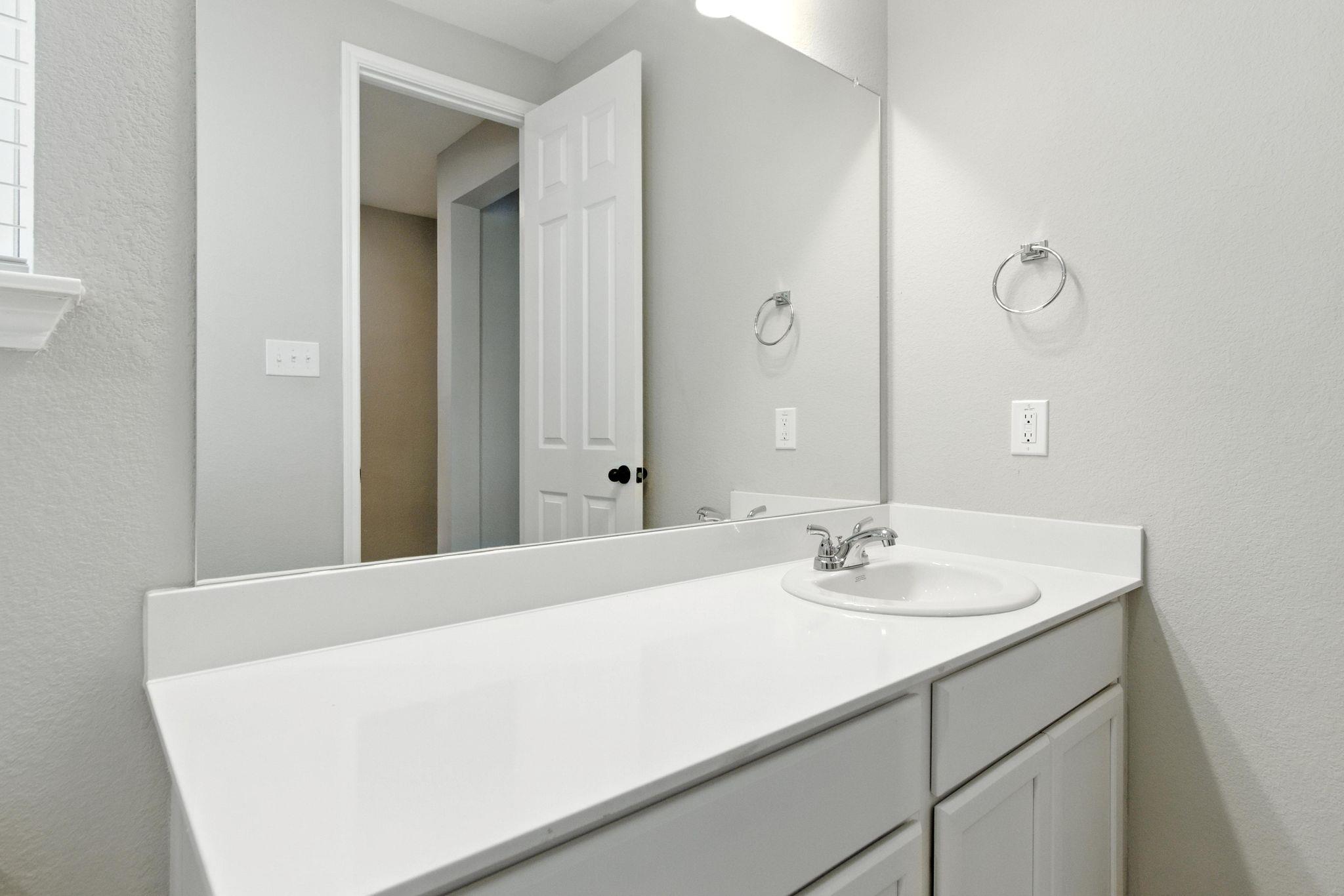 660 Seabiscuit Dr, Jarrell, TX 76537