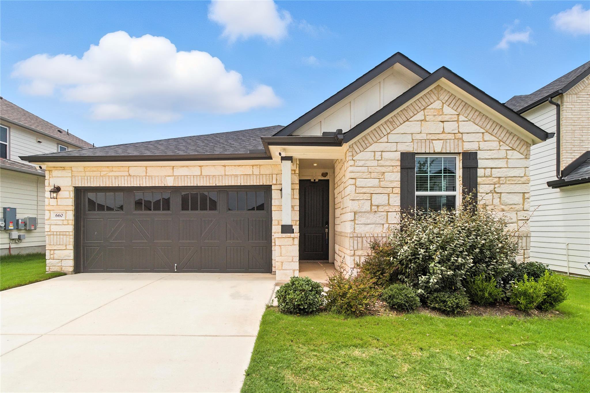 660 Seabiscuit Dr, Jarrell, TX 76537