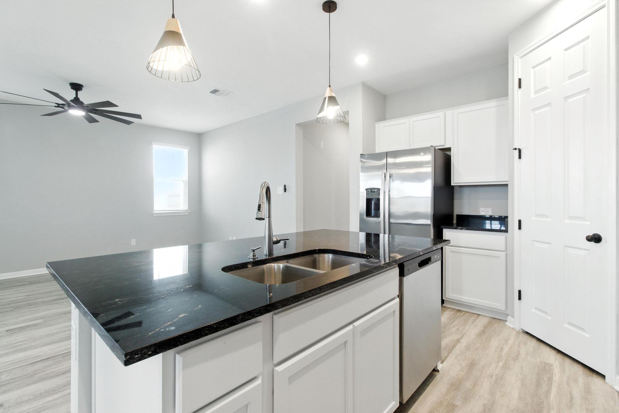 660 Seabiscuit Dr, Jarrell, TX 76537