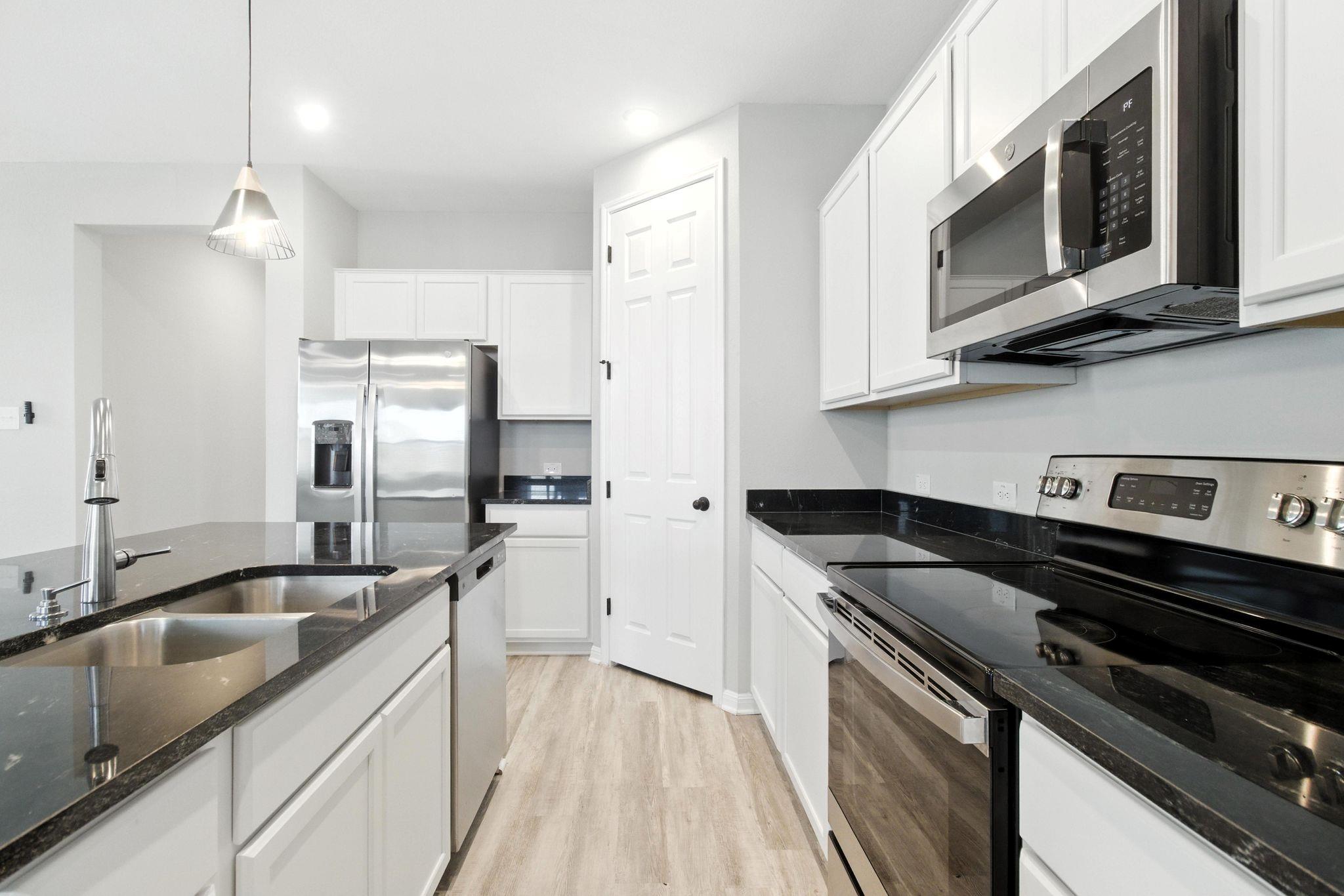 660 Seabiscuit Dr, Jarrell, TX 76537