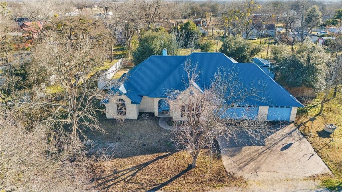 700 W Pietzsch St, Bartlett, TX 76511