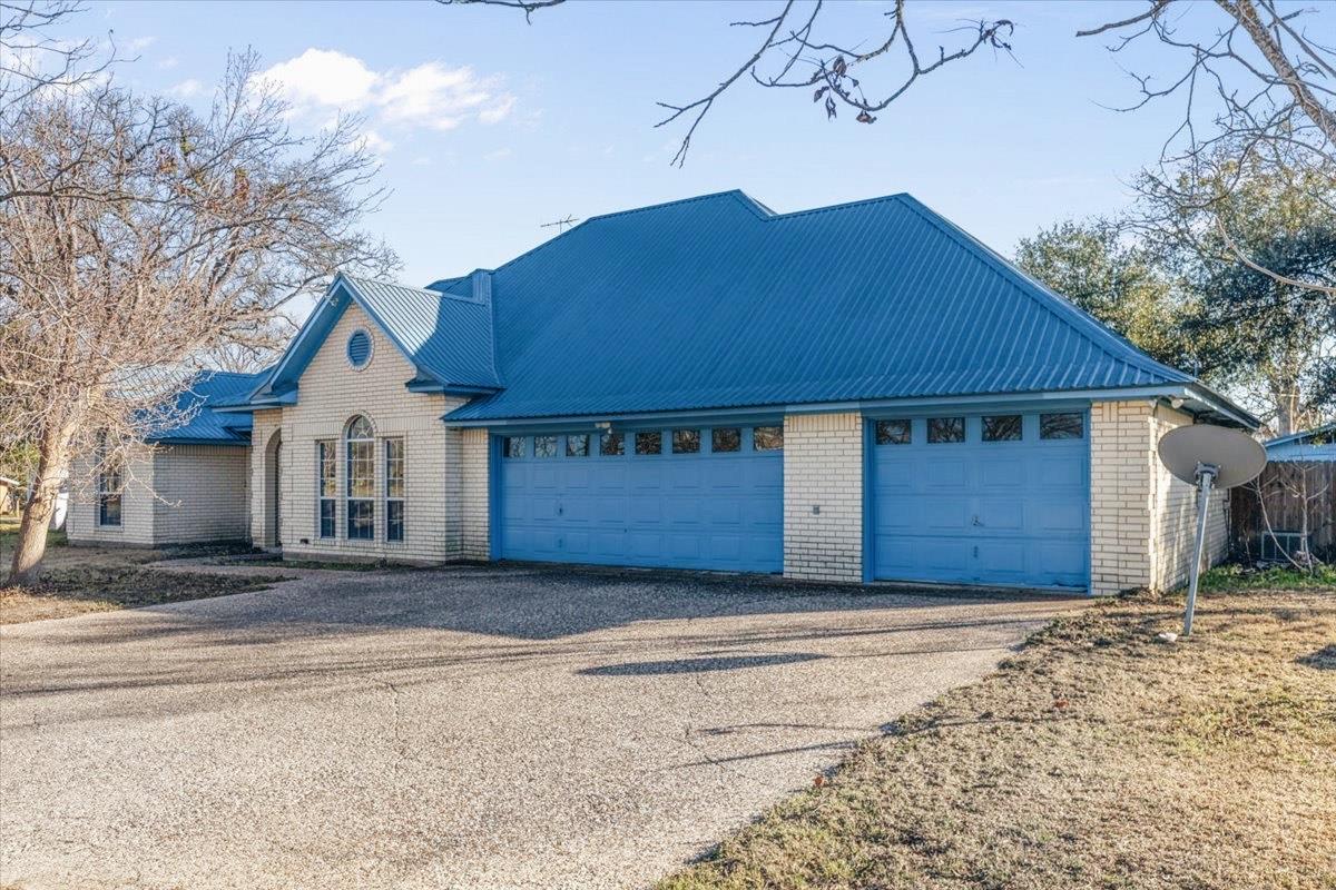 700 W Pietzsch St, Bartlett, TX 76511