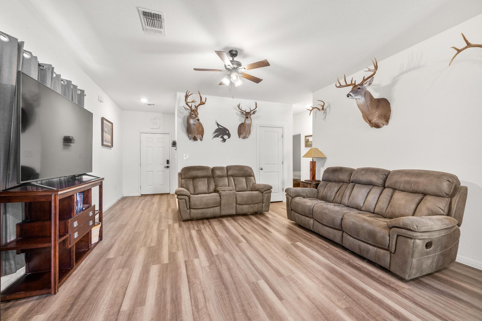 221 Comancheros Rd, Jarrell, TX 76537