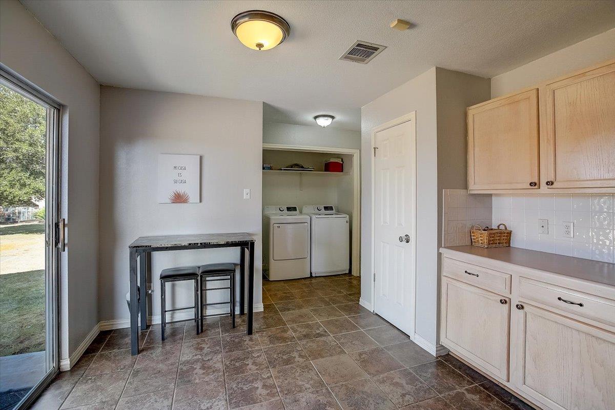 102 Clarks Grove Ln, Hutto, TX 78634