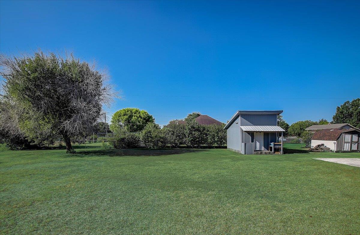 102 Clarks Grove Ln, Hutto, TX 78634