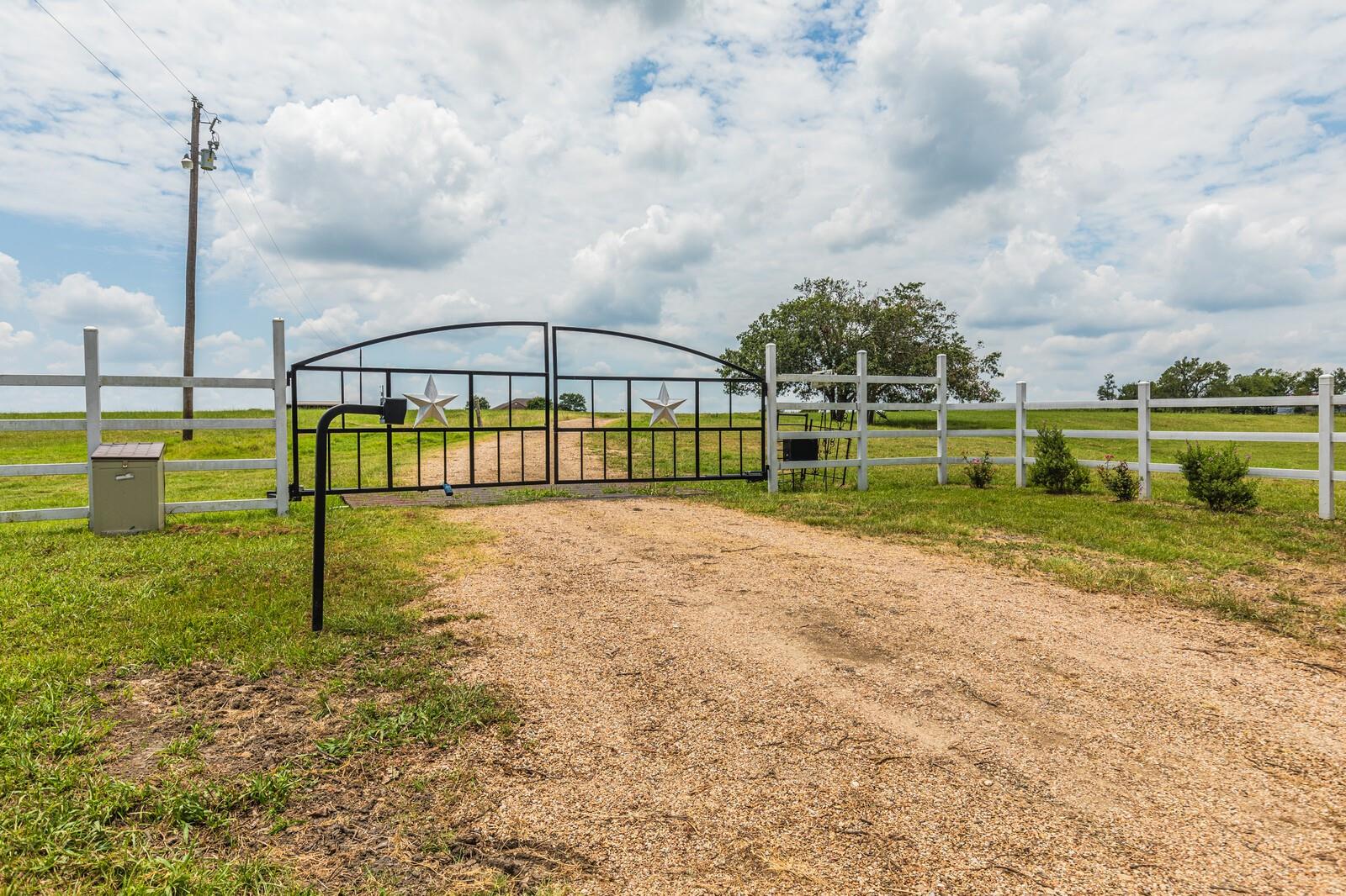 734 E FM 485, Cameron, TX 76520