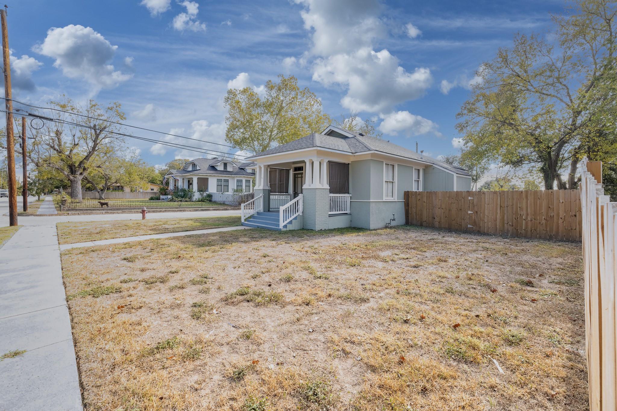 626 Saint Vincent St, Gonzales, TX 78629