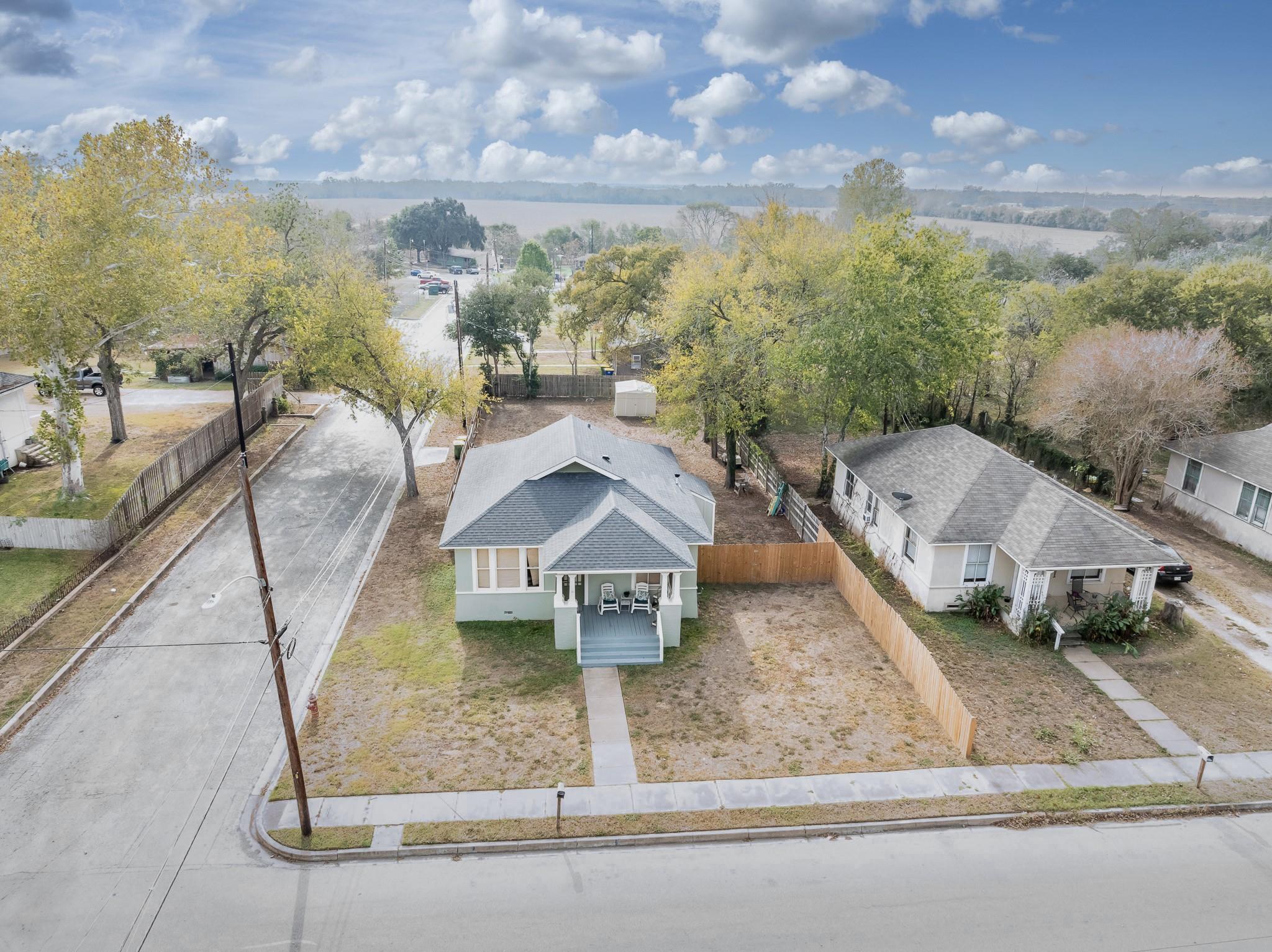 626 Saint Vincent St, Gonzales, TX 78629