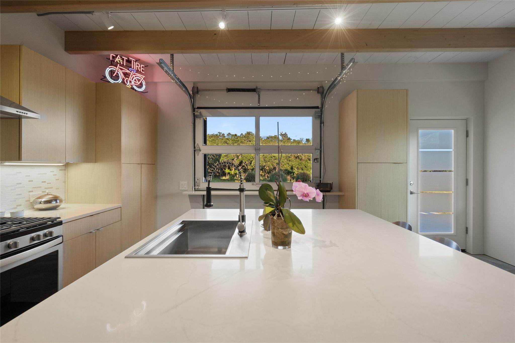 370 Gray Wolf, Blanco, TX 78606