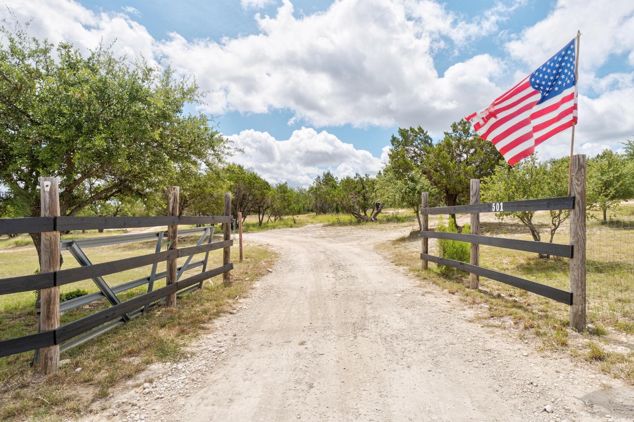 501 Twin Oaks Trl, Dripping Springs, TX 78620
