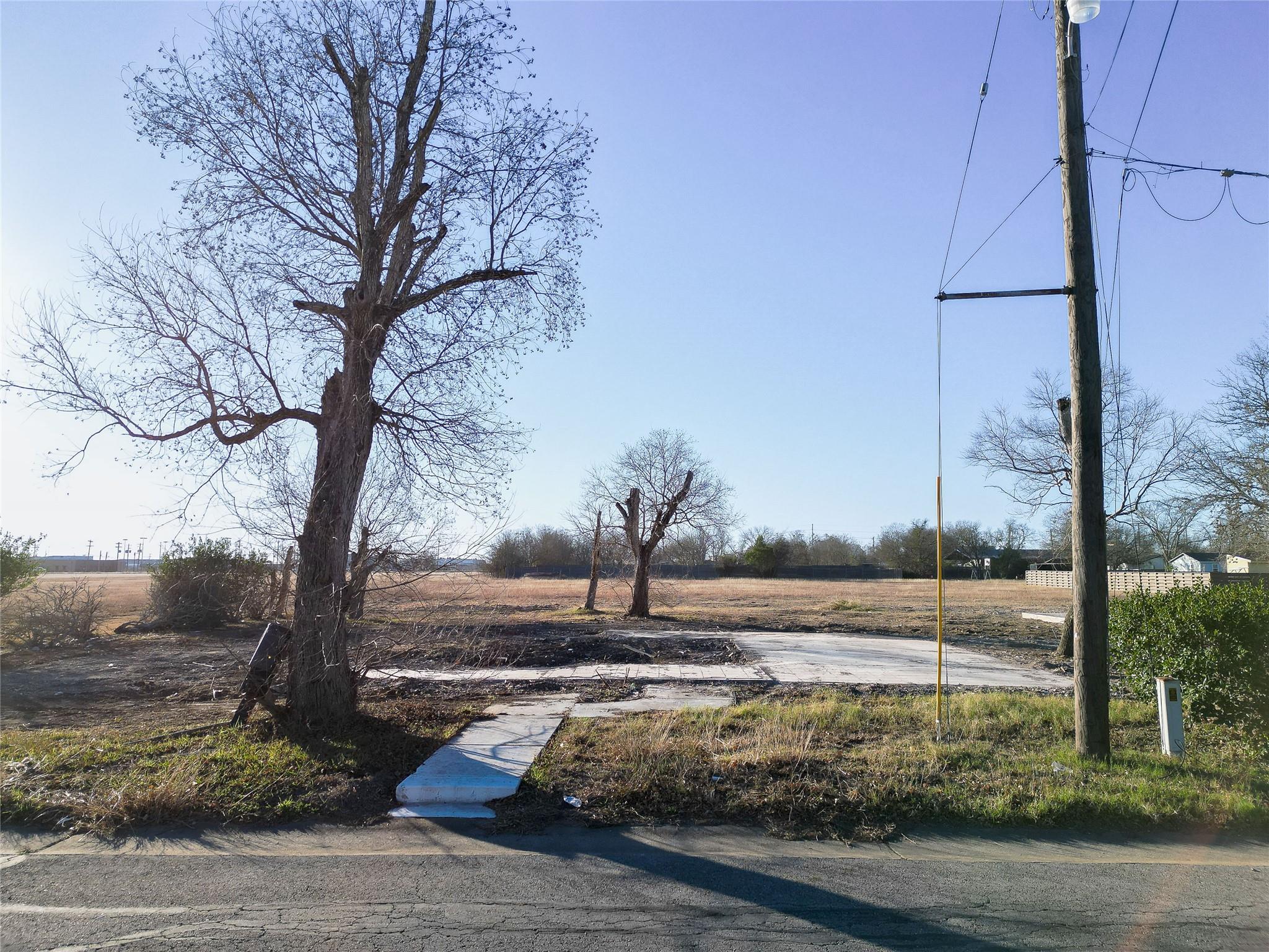 1414 Fifth St, Lockhart, TX 78644