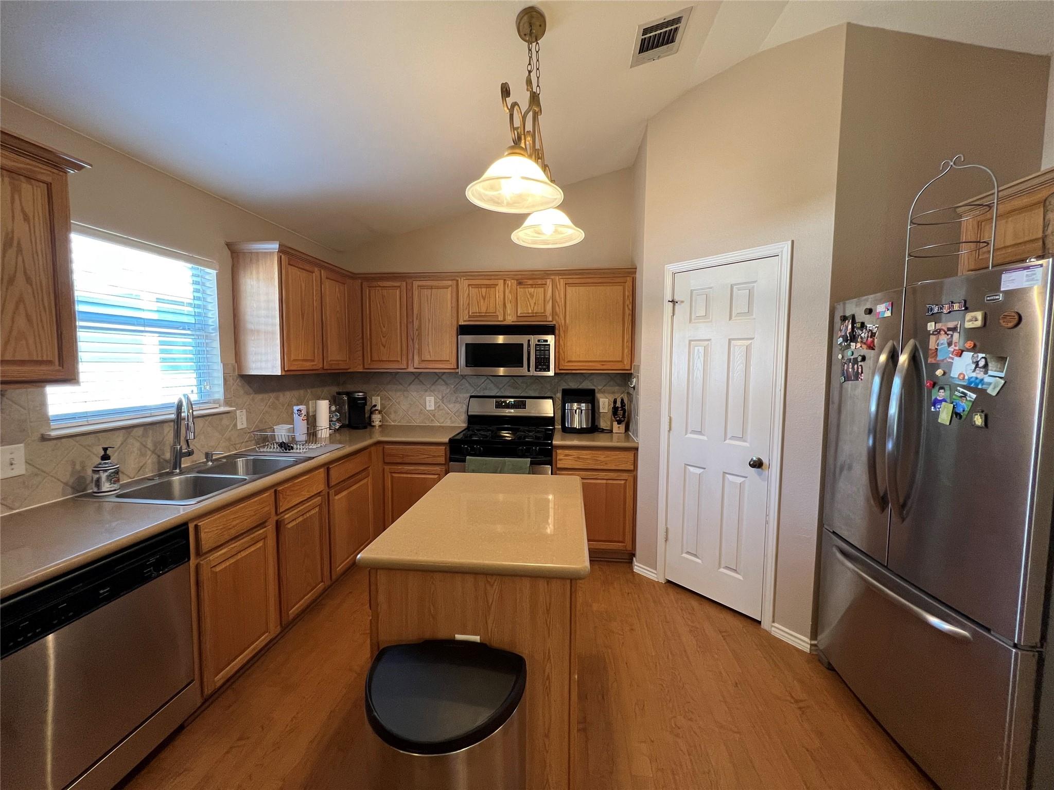 211 Mendez Loop, Kyle, TX 78640