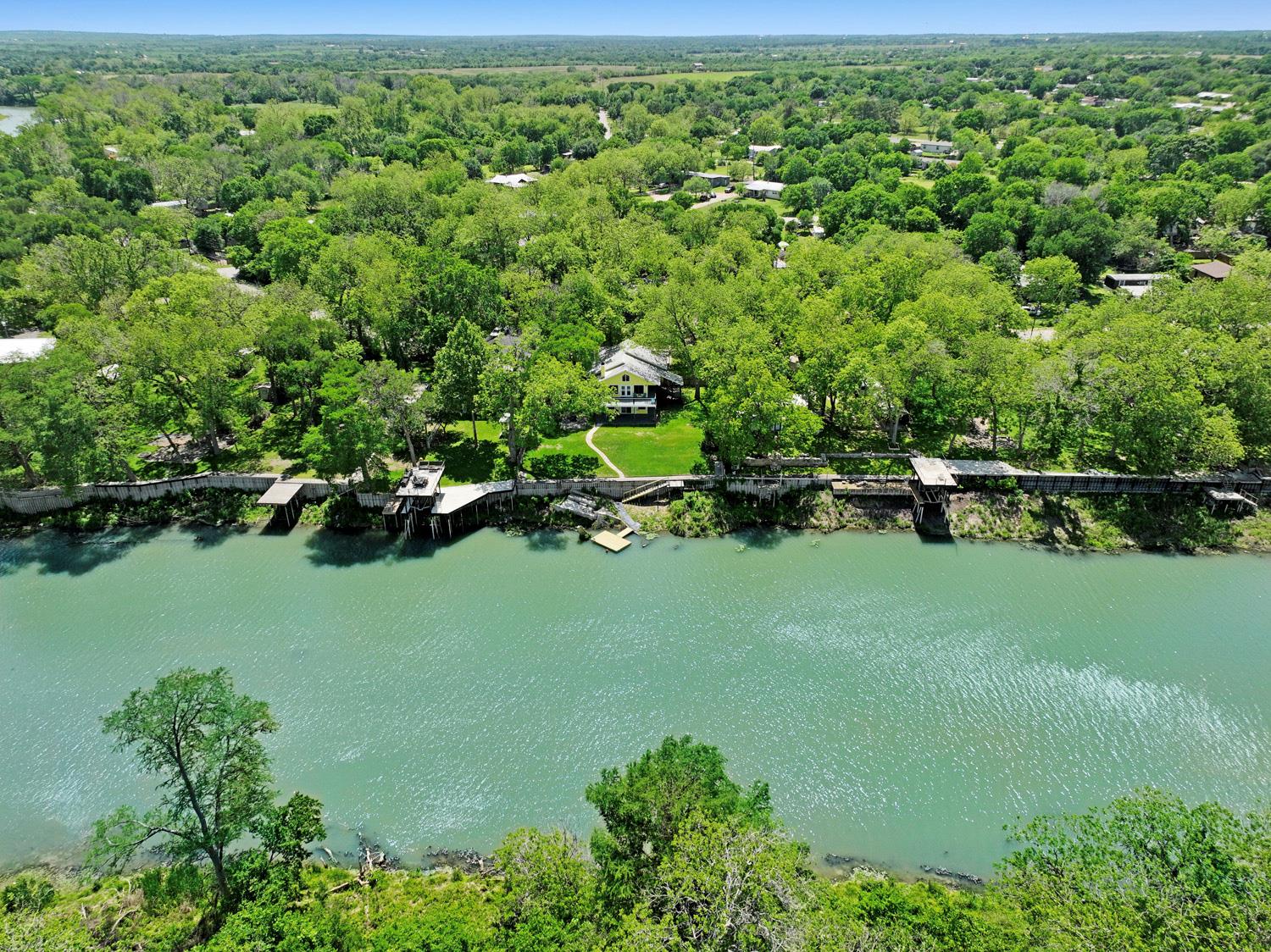 298 Meadowlake Dr, Seguin, TX 78155