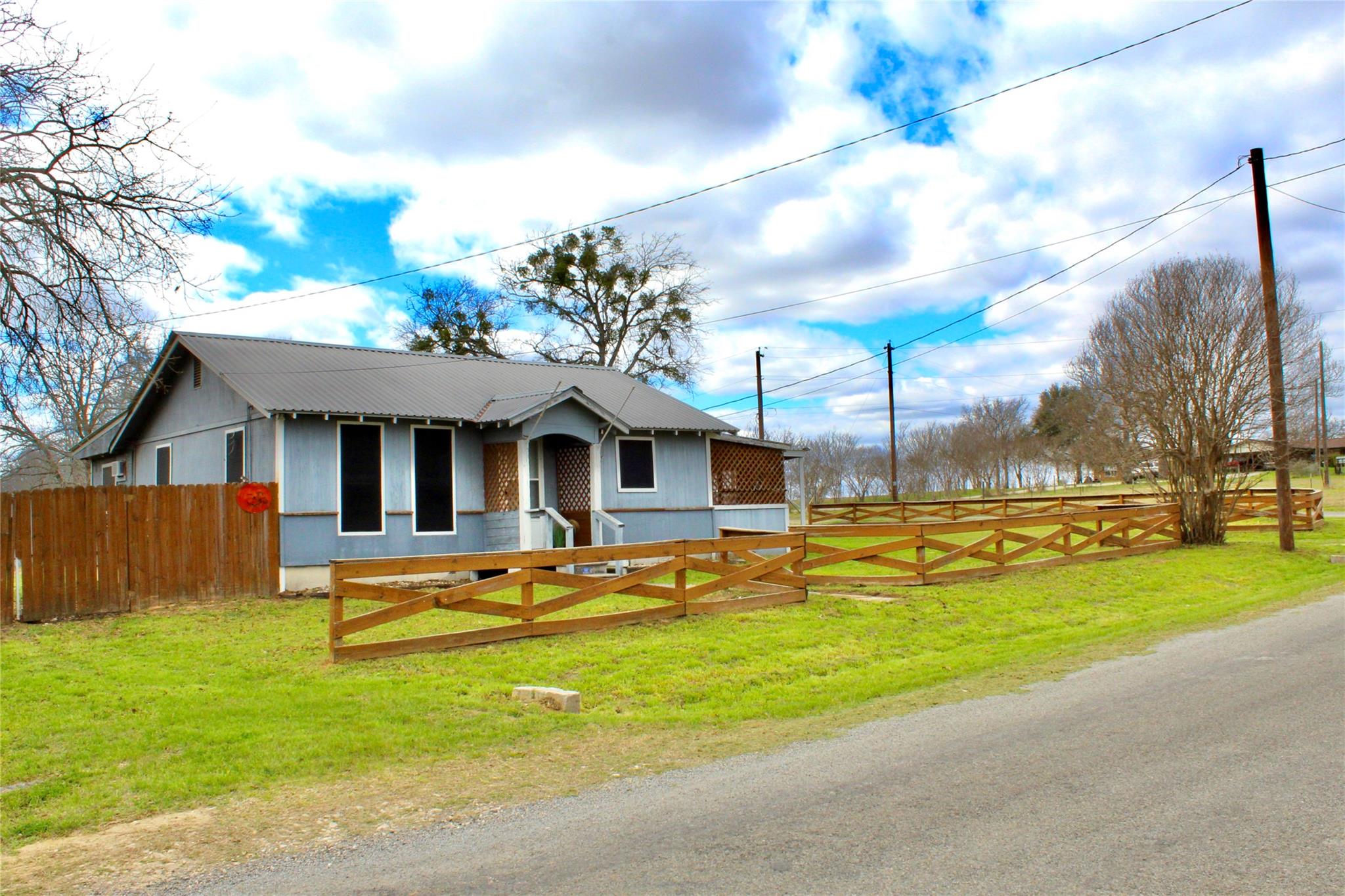 1221 Giddings St, Lexington, TX 78947