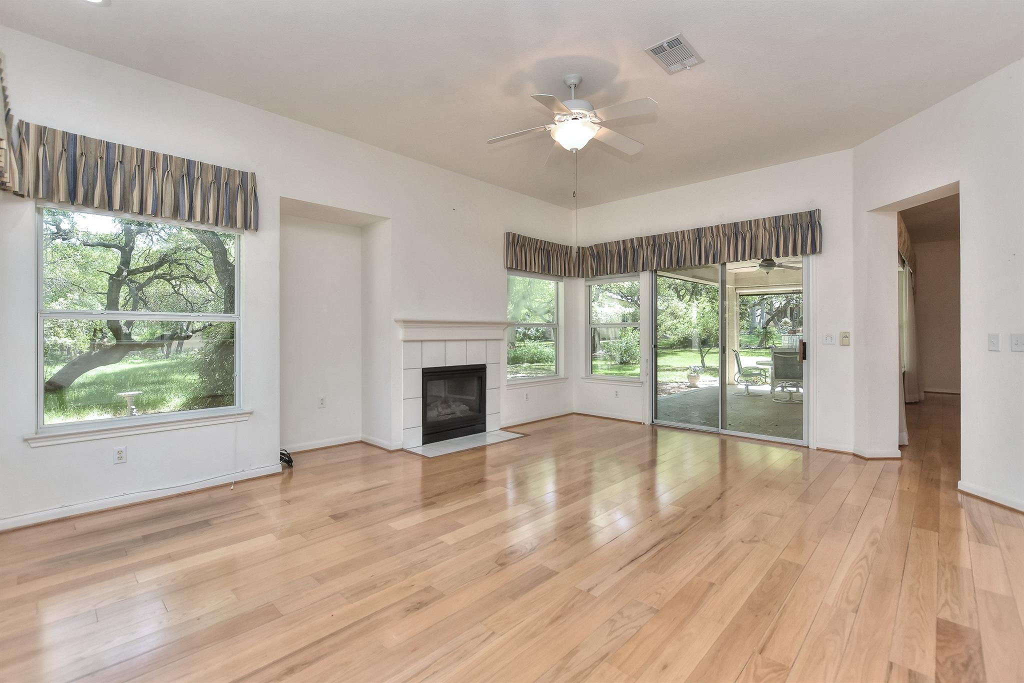 229 Whispering Wind Dr, Georgetown, TX 78633