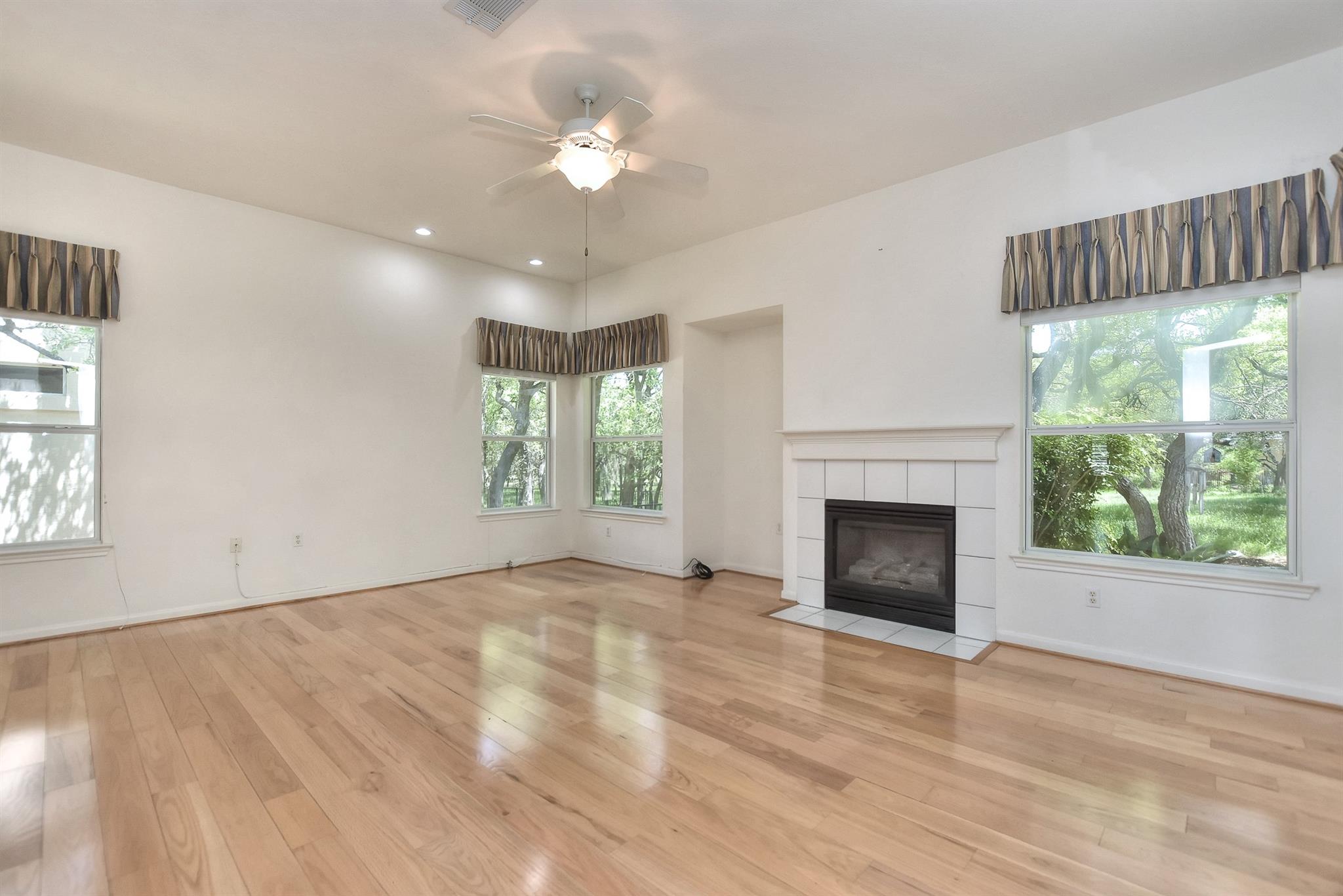 229 Whispering Wind Dr, Georgetown, TX 78633