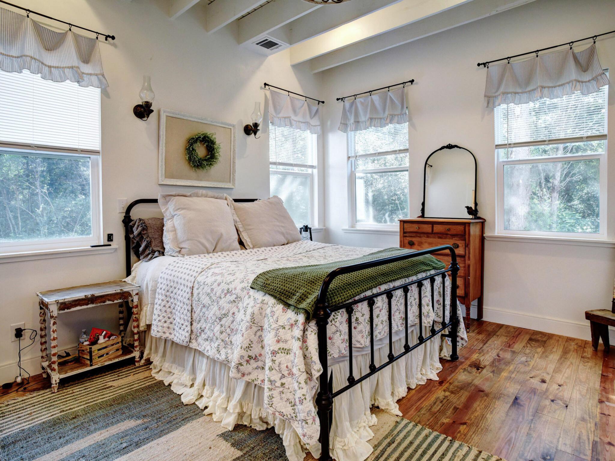 219 Dunbar Rd, McDade, TX 78650
