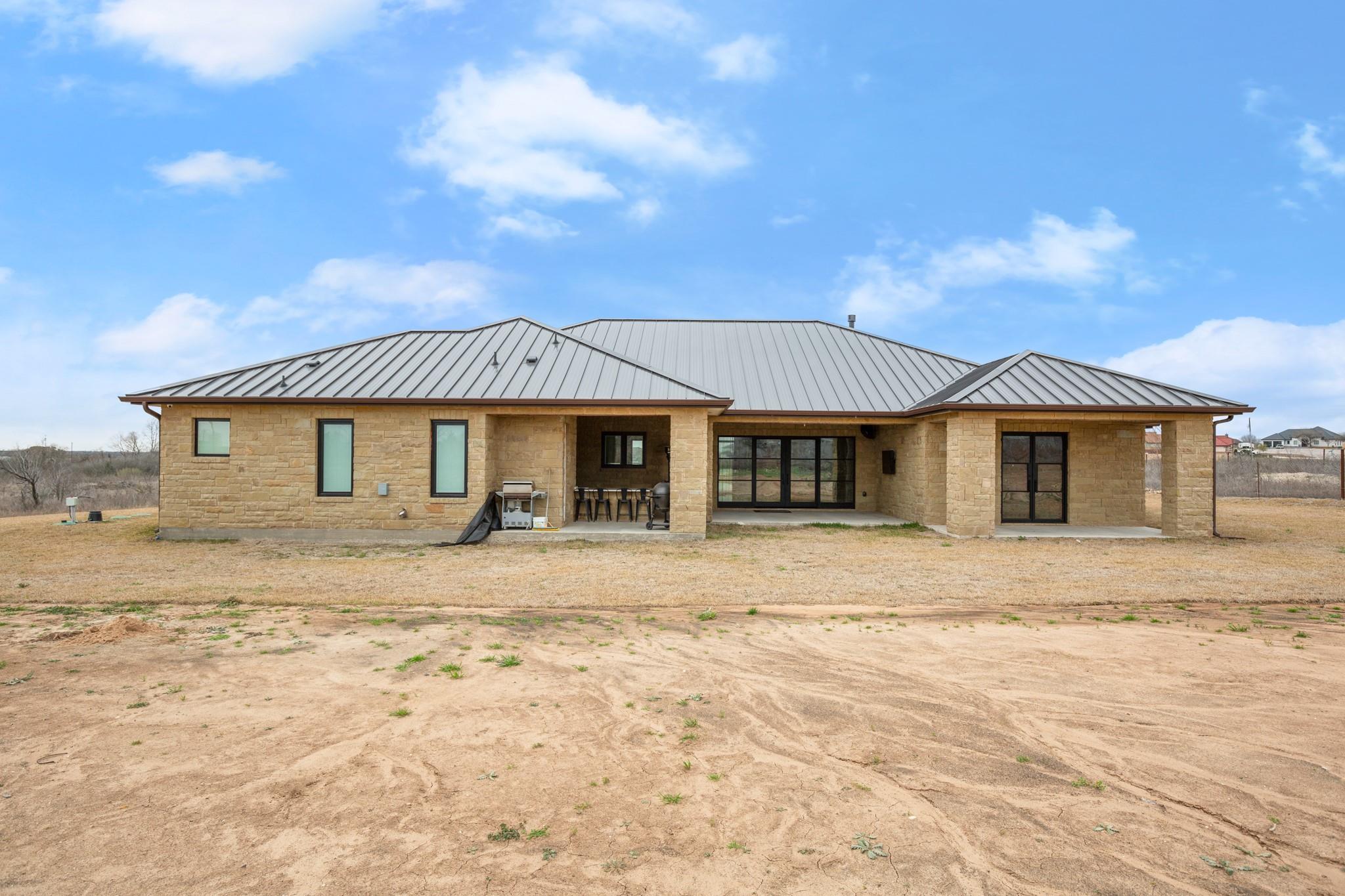207 Arrowwood Ct, Niederwald, TX 78640